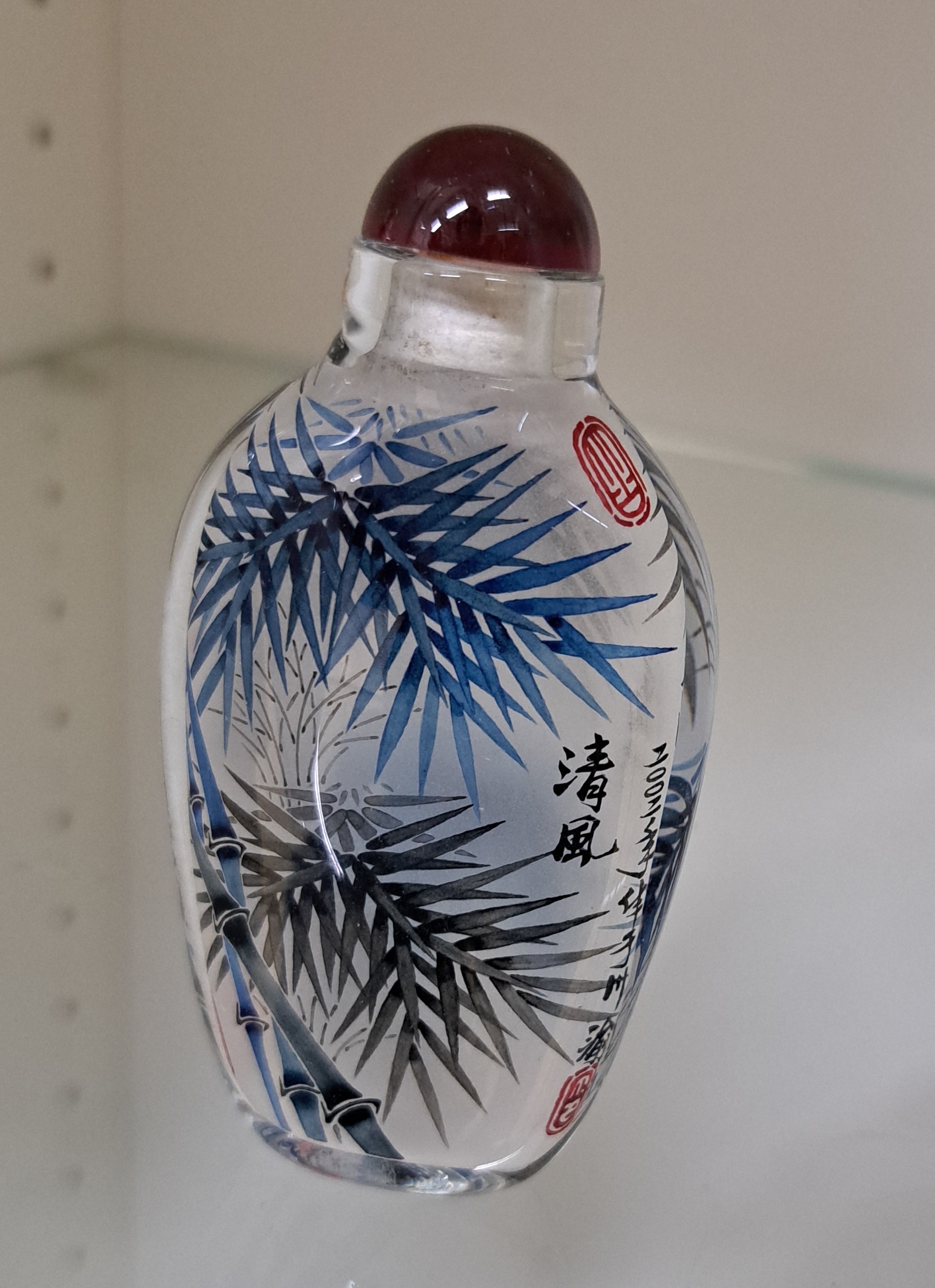 Detail a: Vier Snuff-Bottles, China, 20. Jh., Glas, innen mit feiner Handmalerei, Reiher, Bambus, Damen in Parklandschaft, 9-12 cm