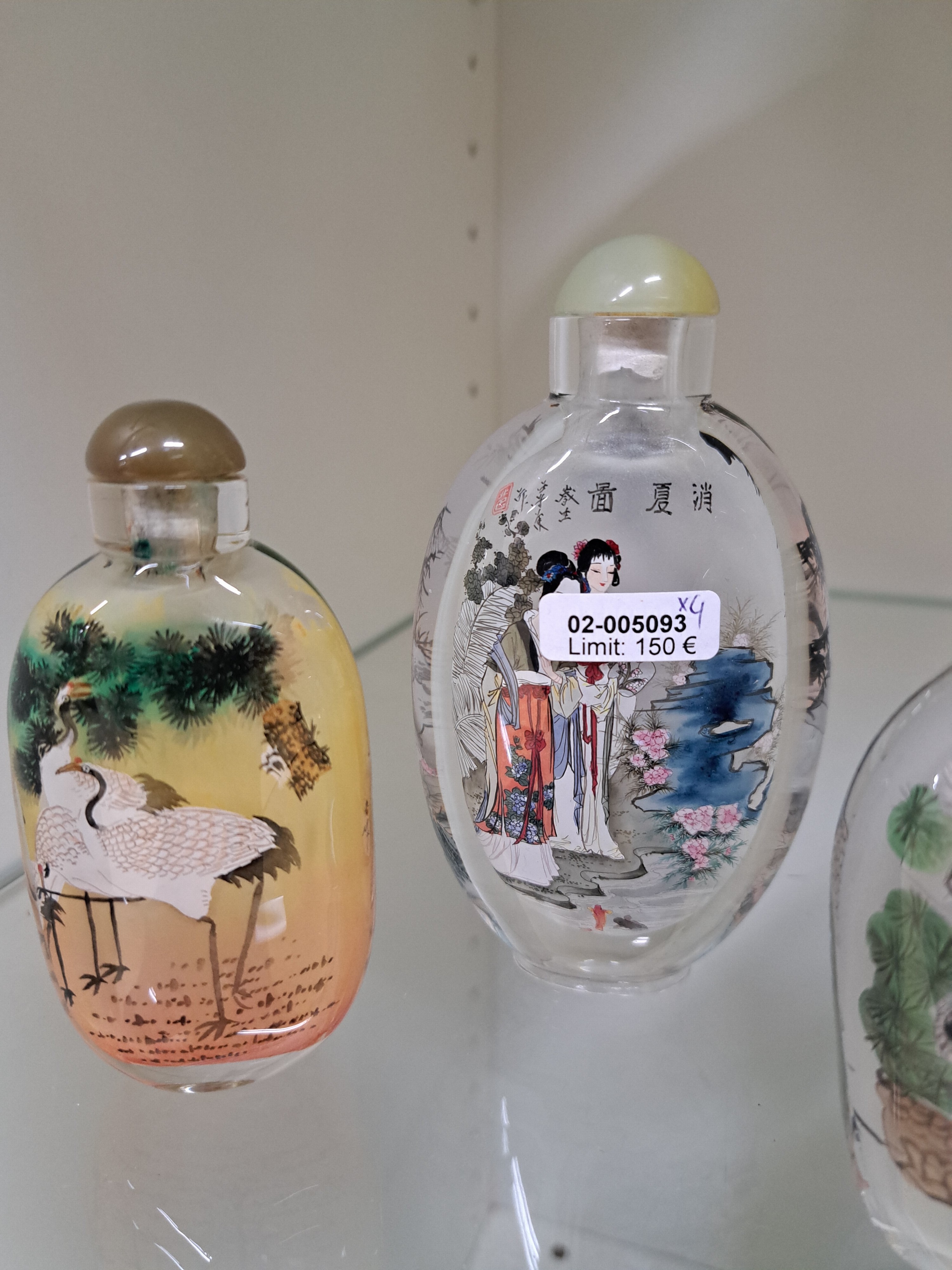 Detail c: Vier Snuff-Bottles, China, 20. Jh., Glas, innen mit feiner Handmalerei, Reiher, Bambus, Damen in Parklandschaft, 9-12 cm