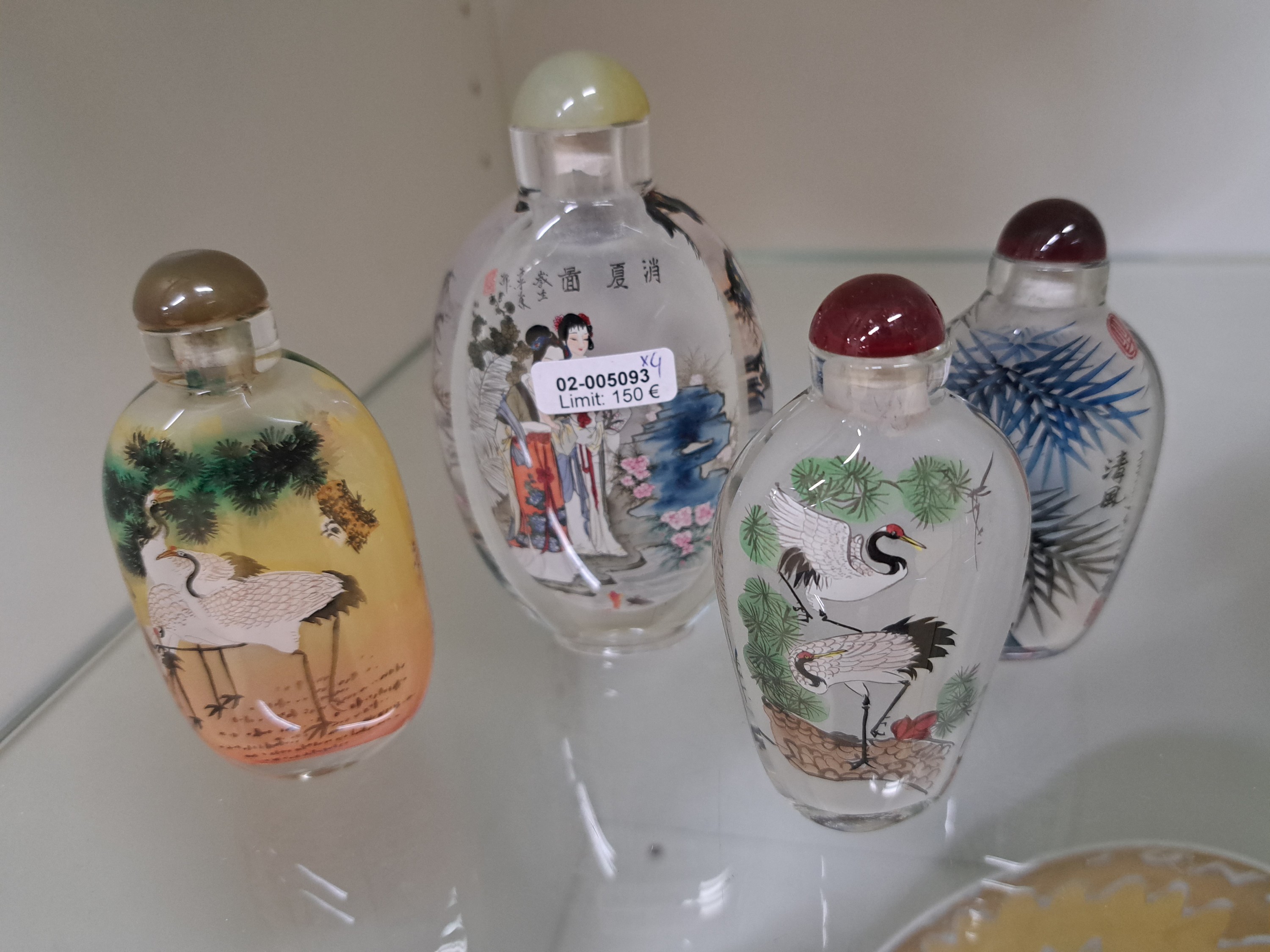 Detail d: Vier Snuff-Bottles, China, 20. Jh., Glas, innen mit feiner Handmalerei, Reiher, Bambus, Damen in Parklandschaft, 9-12 cm