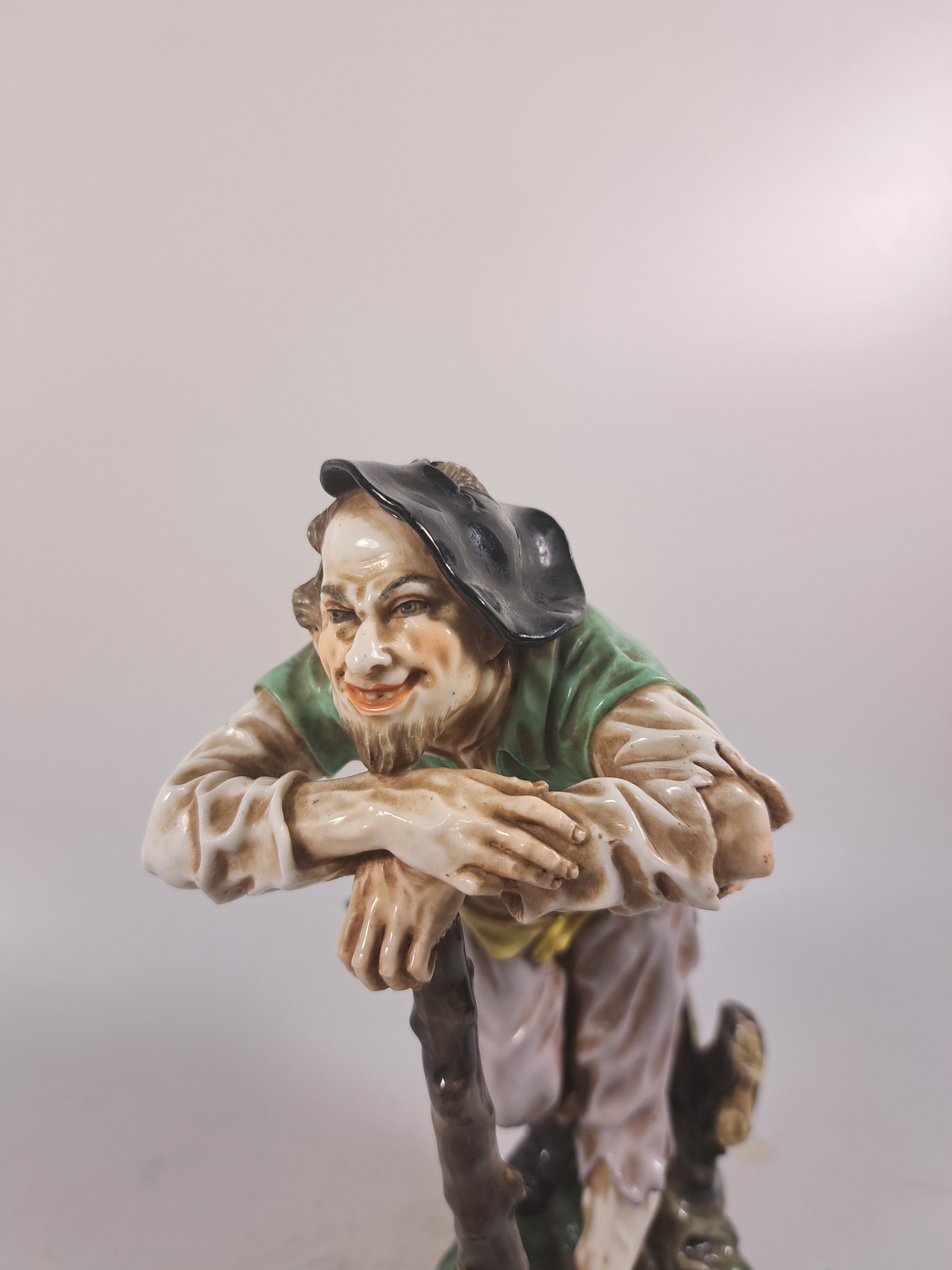 Detail b: Skulptur eines Bettlers, "Der Landstreicher", Passau aus Höchster Originalform, um 1925, Porzellan, polychrom bemalt, auf einem ovalen ...