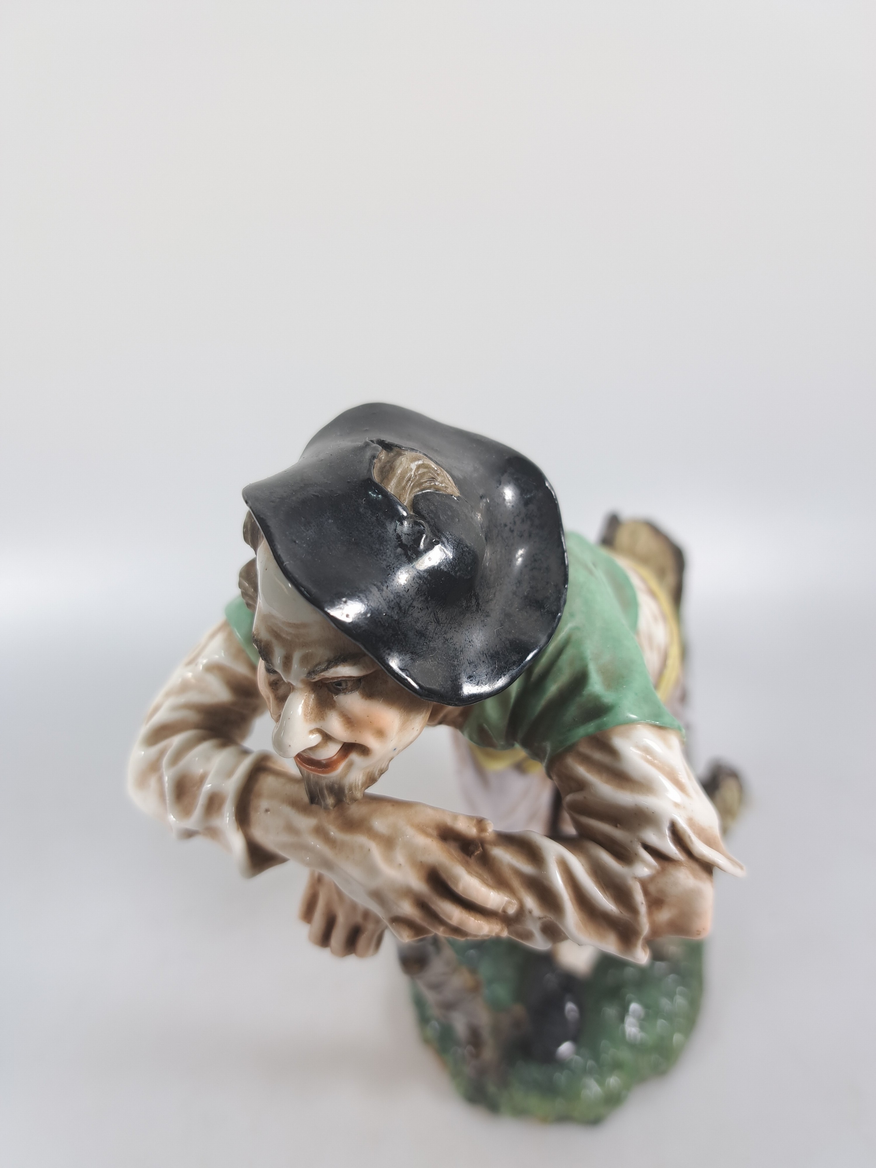 Detail c: Skulptur eines Bettlers, "Der Landstreicher", Passau aus Höchster Originalform, um 1925, Porzellan, polychrom bemalt, auf einem ovalen ...