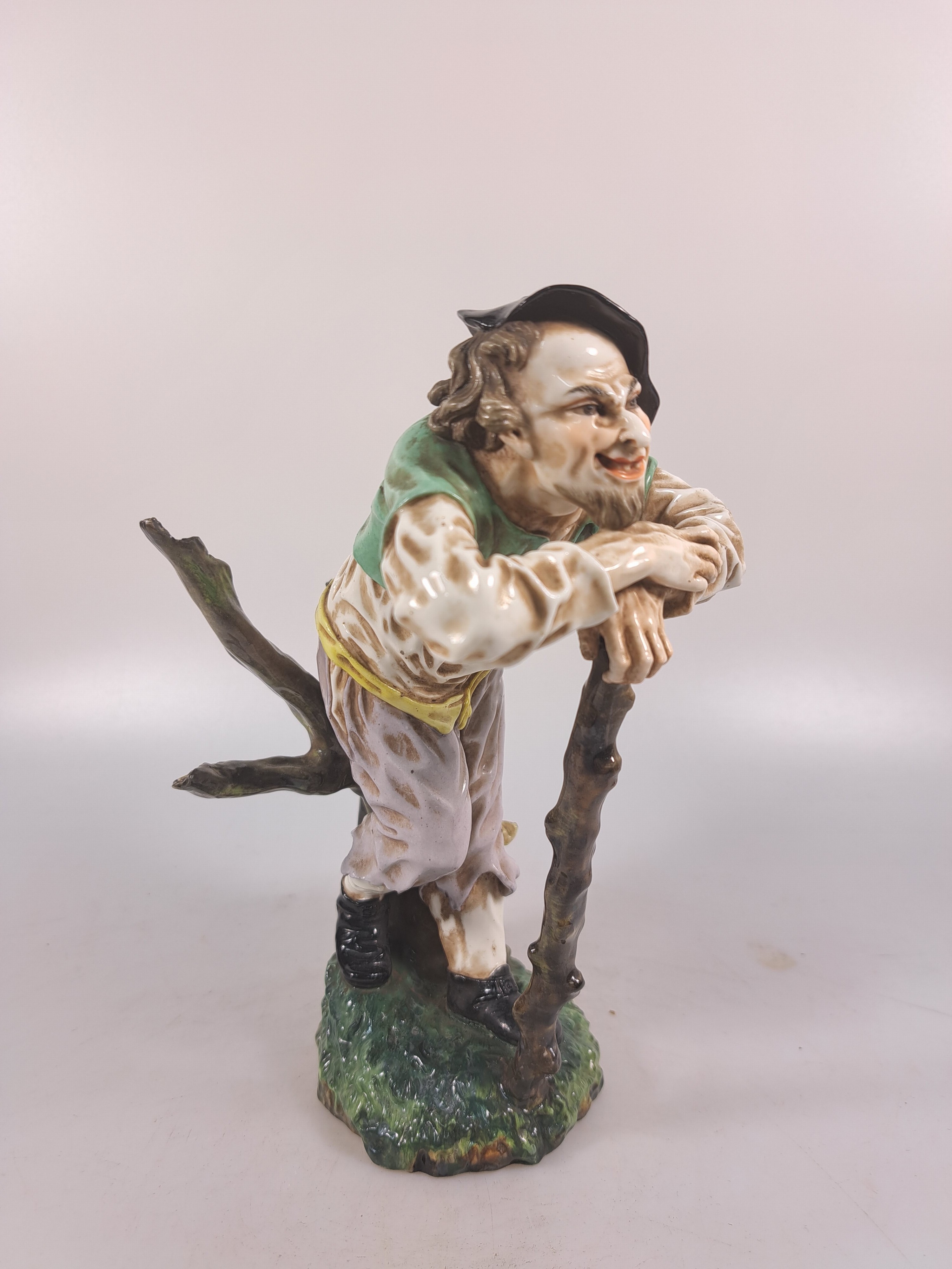 Detail d: Skulptur eines Bettlers, "Der Landstreicher", Passau aus Höchster Originalform, um 1925, Porzellan, polychrom bemalt, auf einem ovalen ...