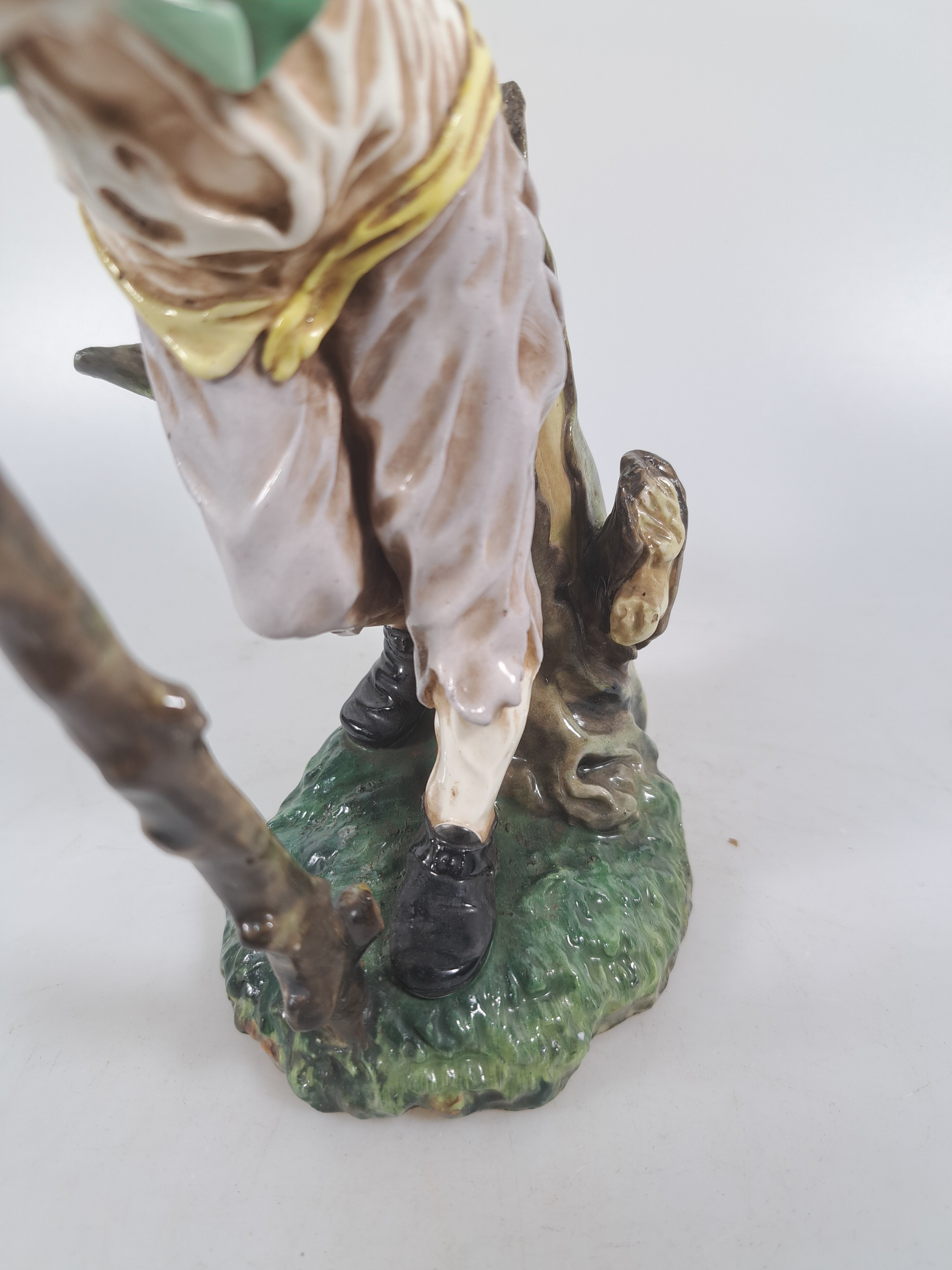 Detail f: Skulptur eines Bettlers, "Der Landstreicher", Passau aus Höchster Originalform, um 1925, Porzellan, polychrom bemalt, auf einem ovalen ...