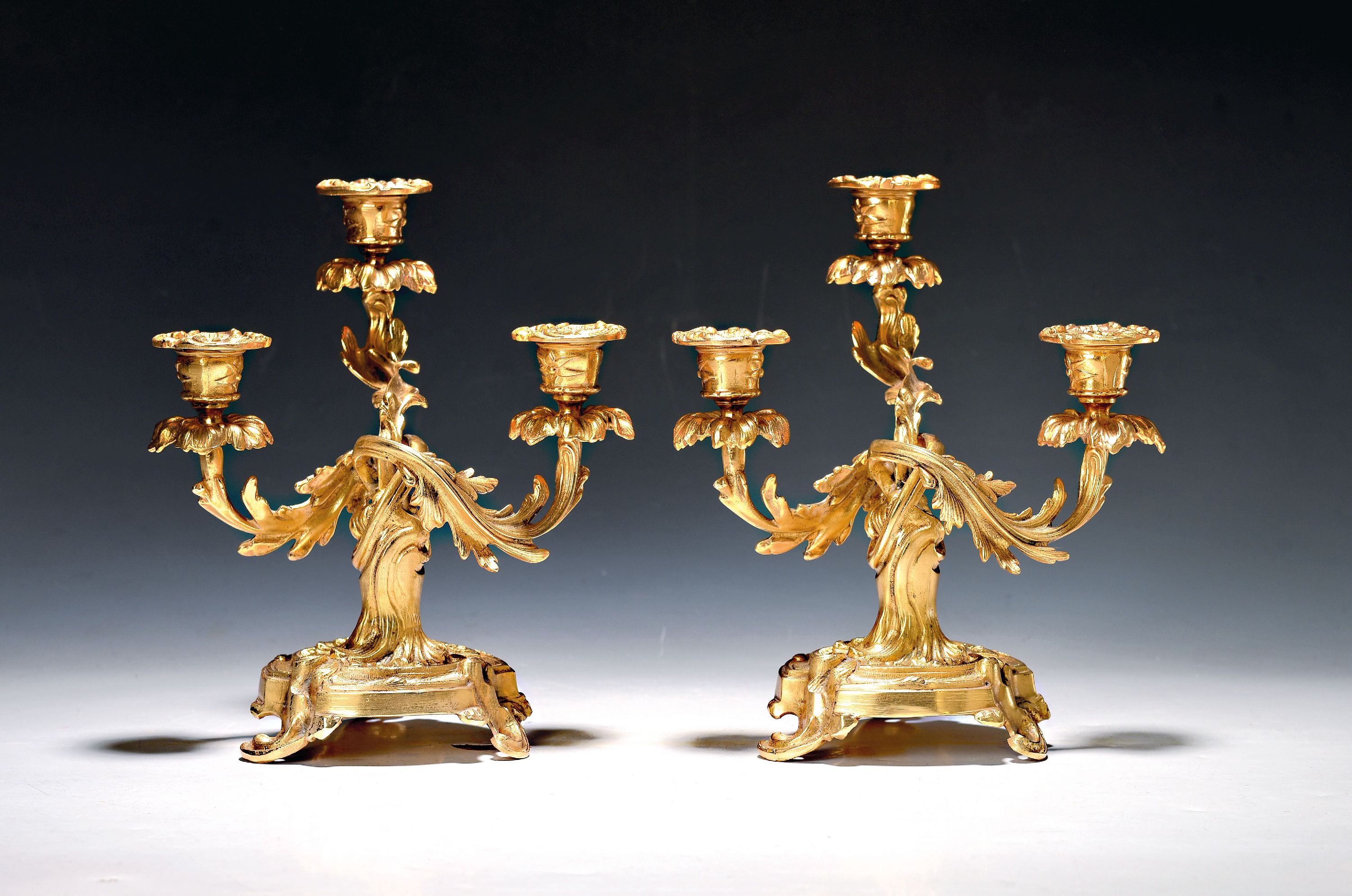 Image 27048569 - Paar Rokoko-Leuchter/Prunkleuchter, wohl Frankreich, um 1870, Bronze, vergoldet, je drei ...
