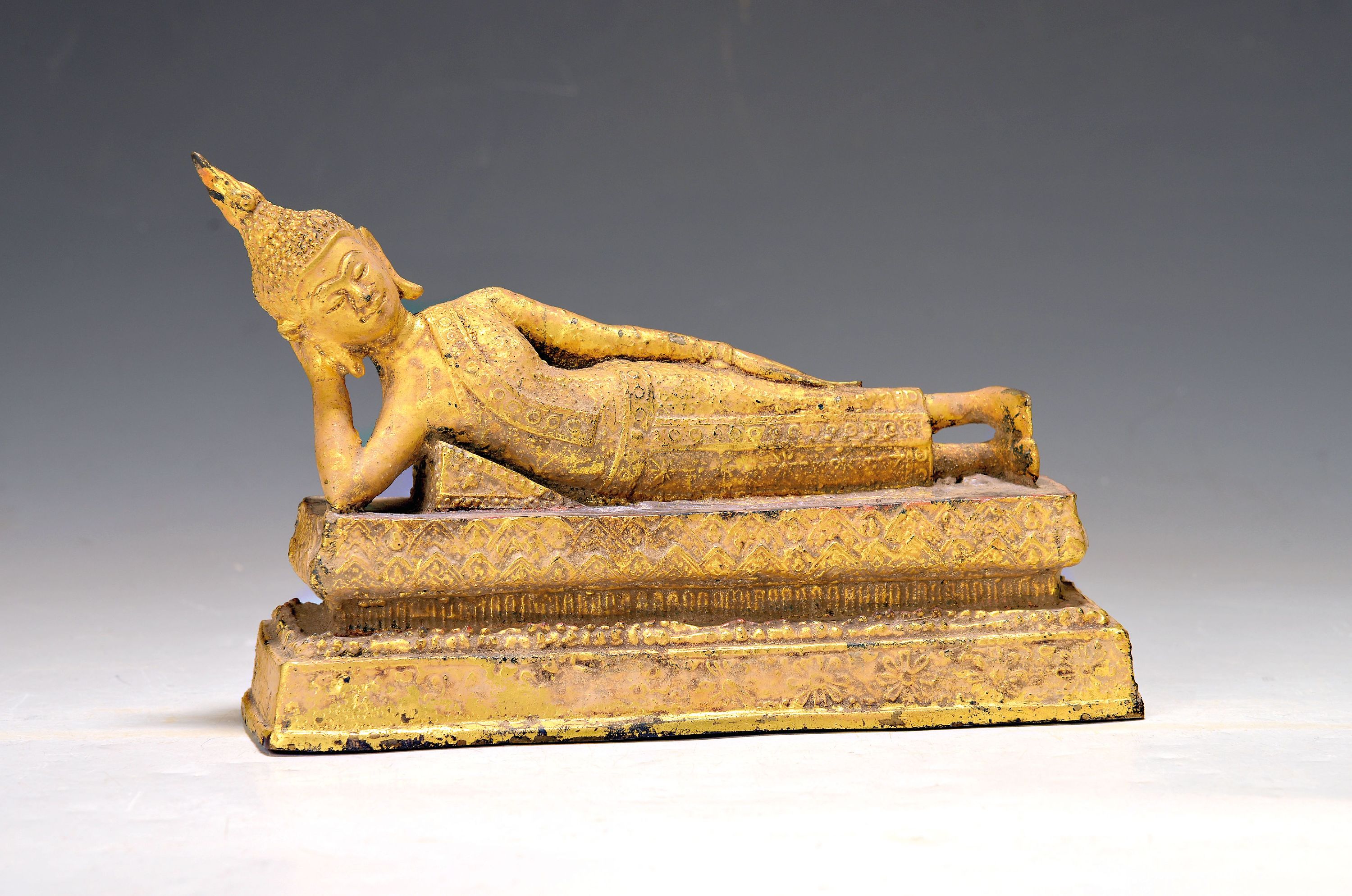 Liegender Buddha, Thailand, wohl um 1900, Bronze, vergoldet, ca. 14 x 22 x 7 cm