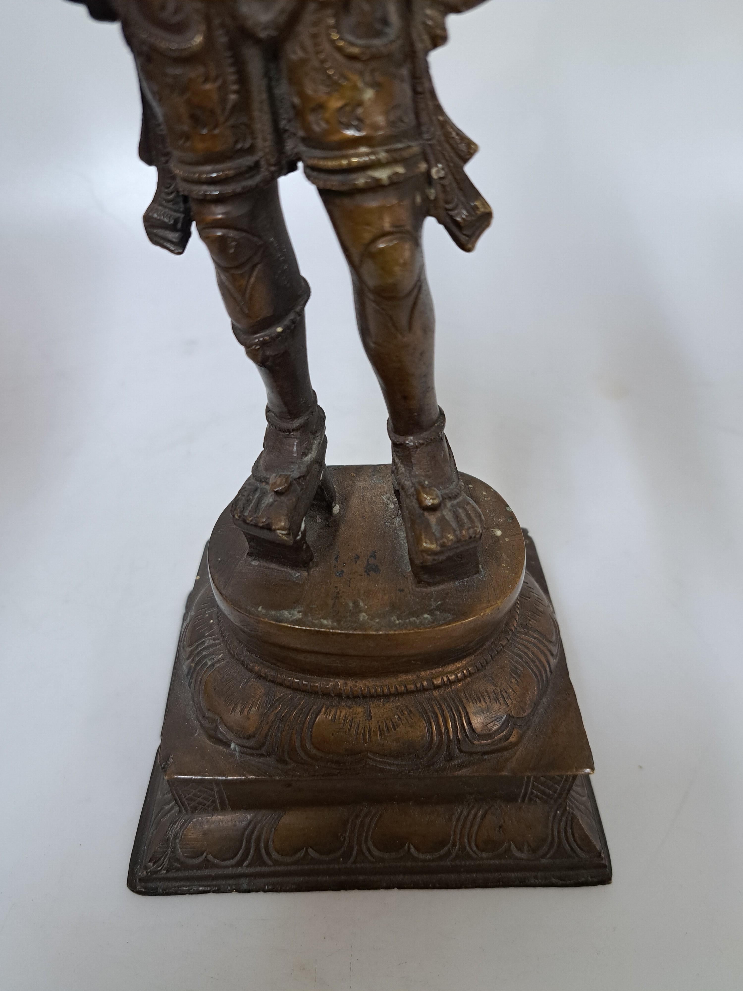 Detail b: Lakshmi Narashima, hinduistischer Gott Vishnu mit seiner Gemahlin Lakshmi, Indien, 20. Jh., Bronze, H. ca. 31 cm