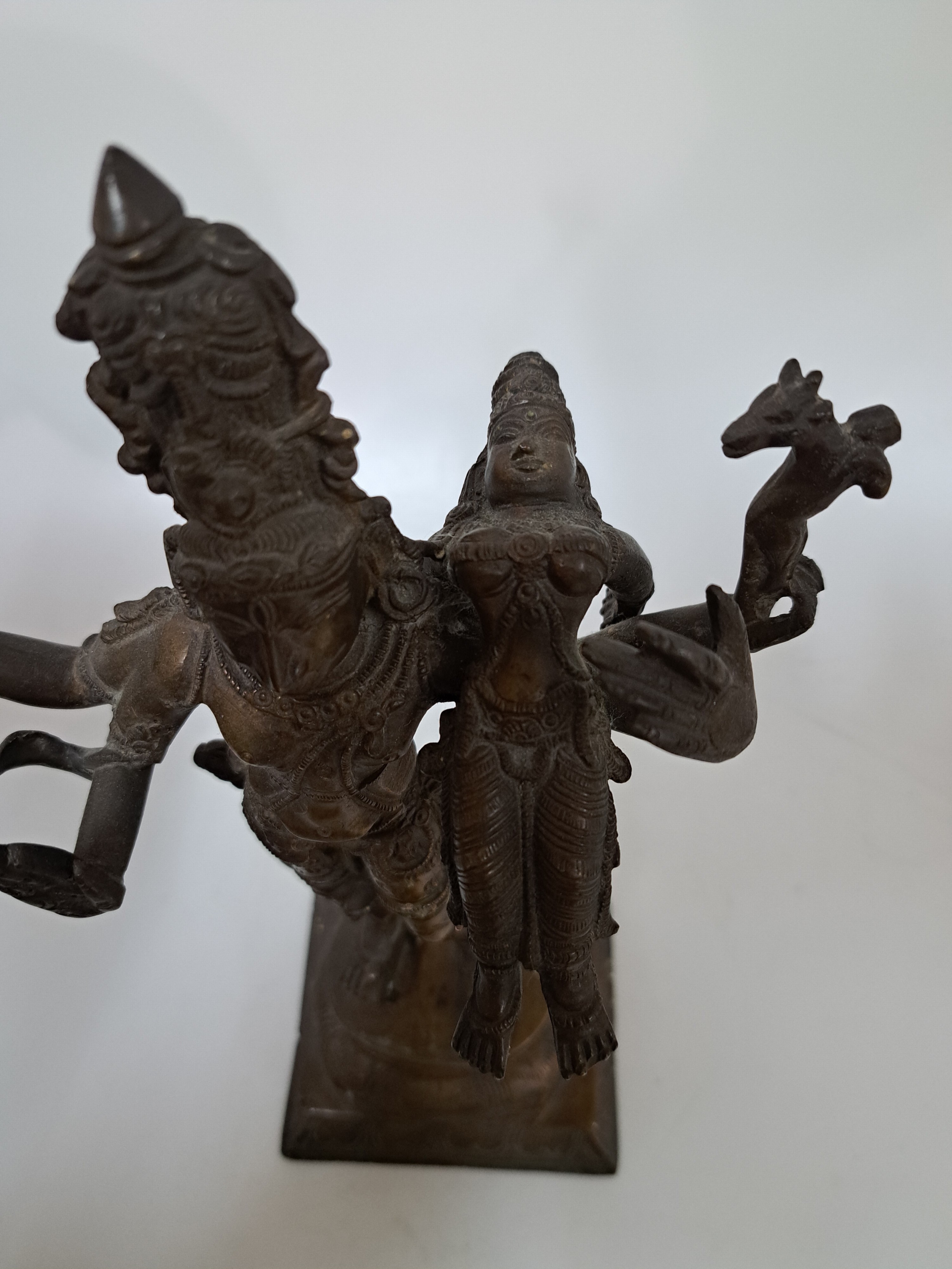 Detail c: Lakshmi Narashima, hinduistischer Gott Vishnu mit seiner Gemahlin Lakshmi, Indien, 20. Jh., Bronze, H. ca. 31 cm