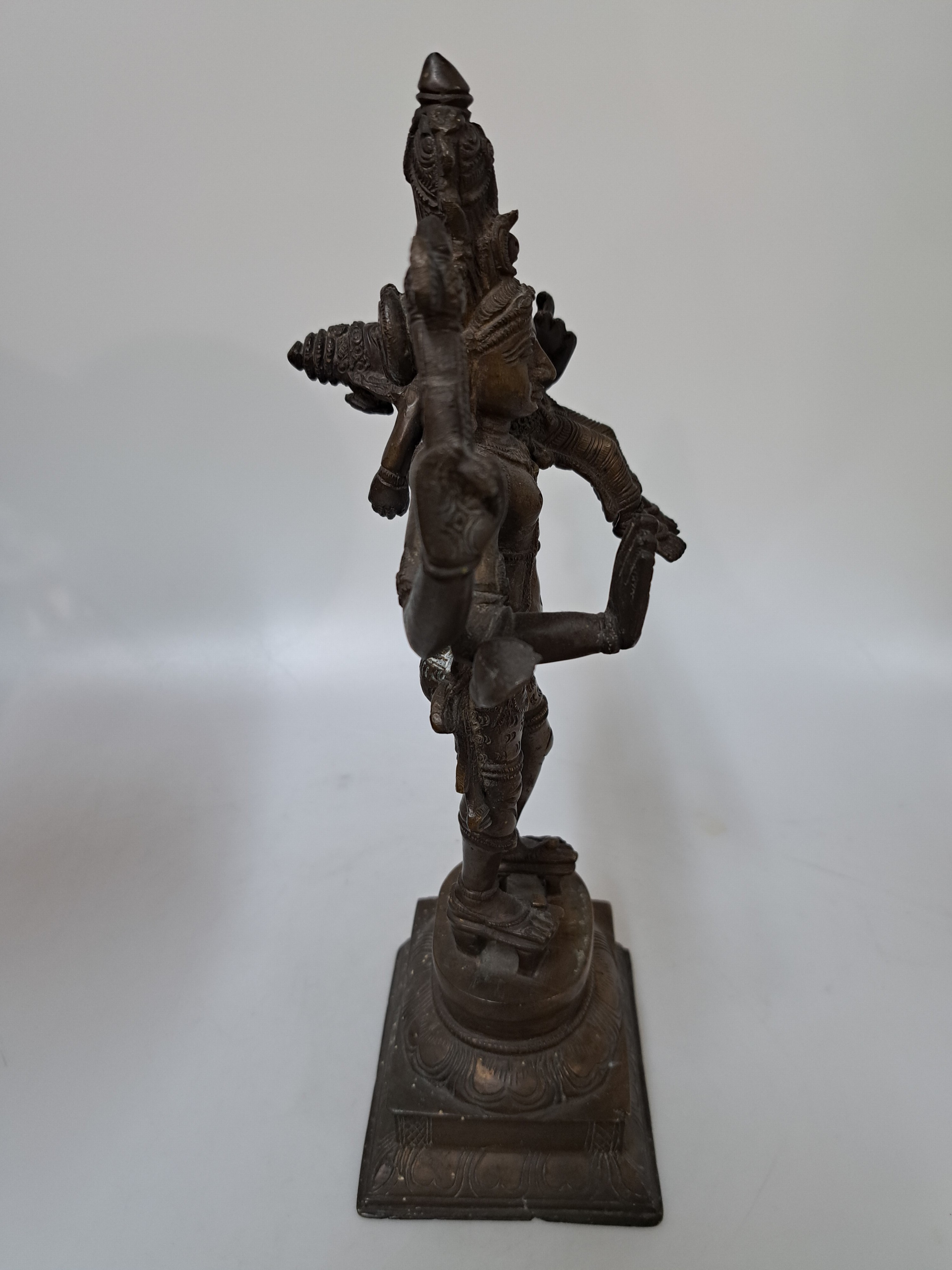 Detail d: Lakshmi Narashima, hinduistischer Gott Vishnu mit seiner Gemahlin Lakshmi, Indien, 20. Jh., Bronze, H. ca. 31 cm
