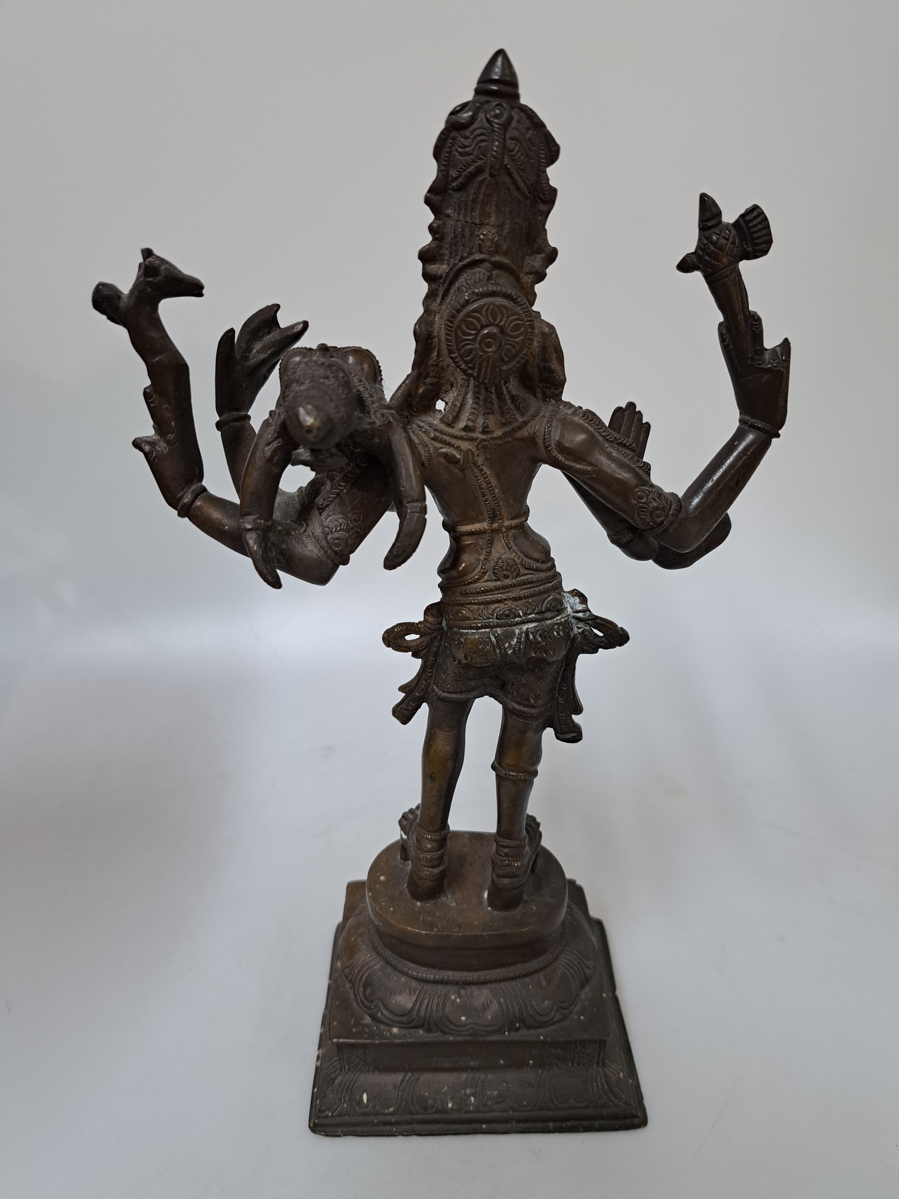 Detail e: Lakshmi Narashima, hinduistischer Gott Vishnu mit seiner Gemahlin Lakshmi, Indien, 20. Jh., Bronze, H. ca. 31 cm
