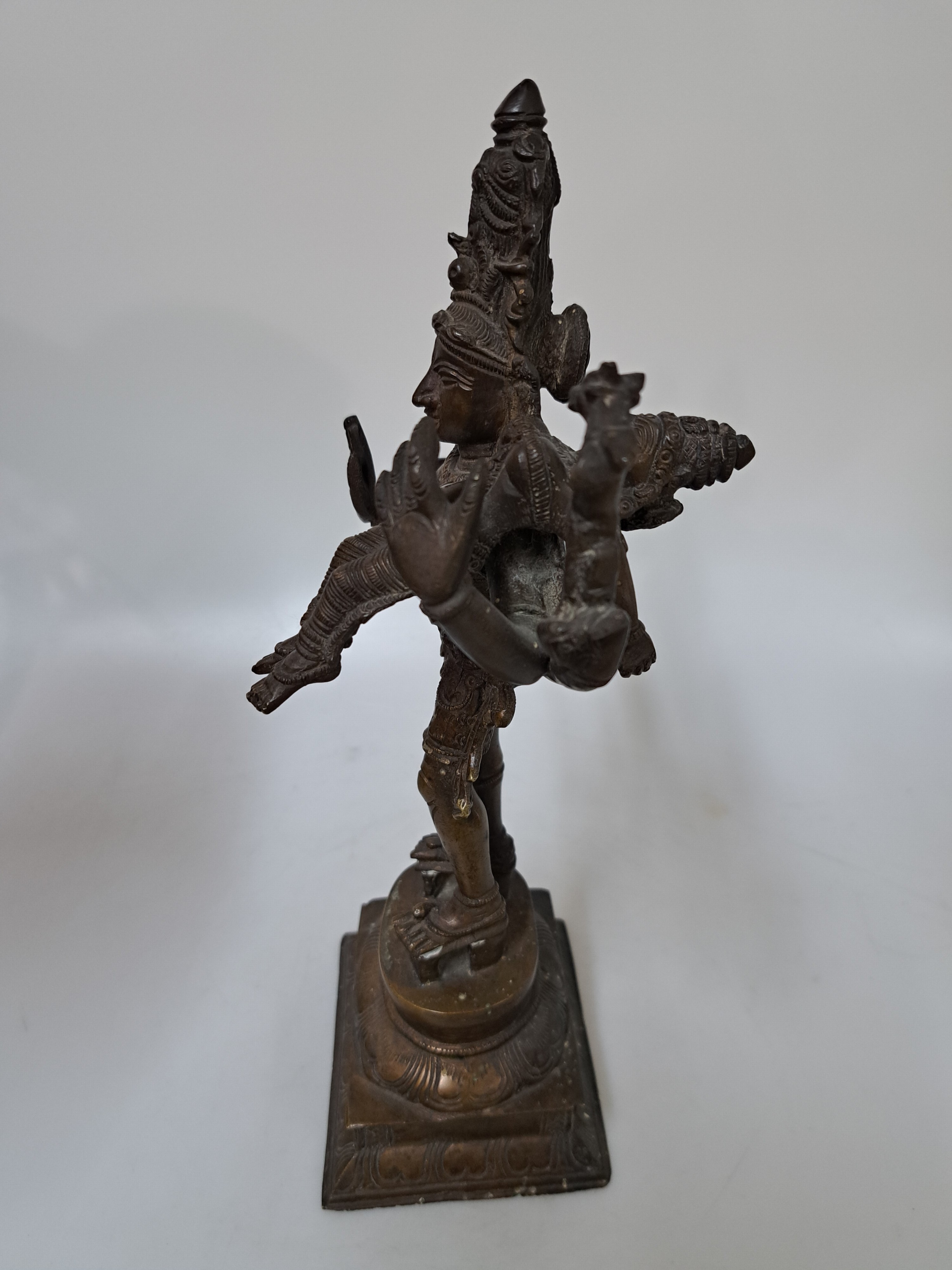 Detail f: Lakshmi Narashima, hinduistischer Gott Vishnu mit seiner Gemahlin Lakshmi, Indien, 20. Jh., Bronze, H. ca. 31 cm