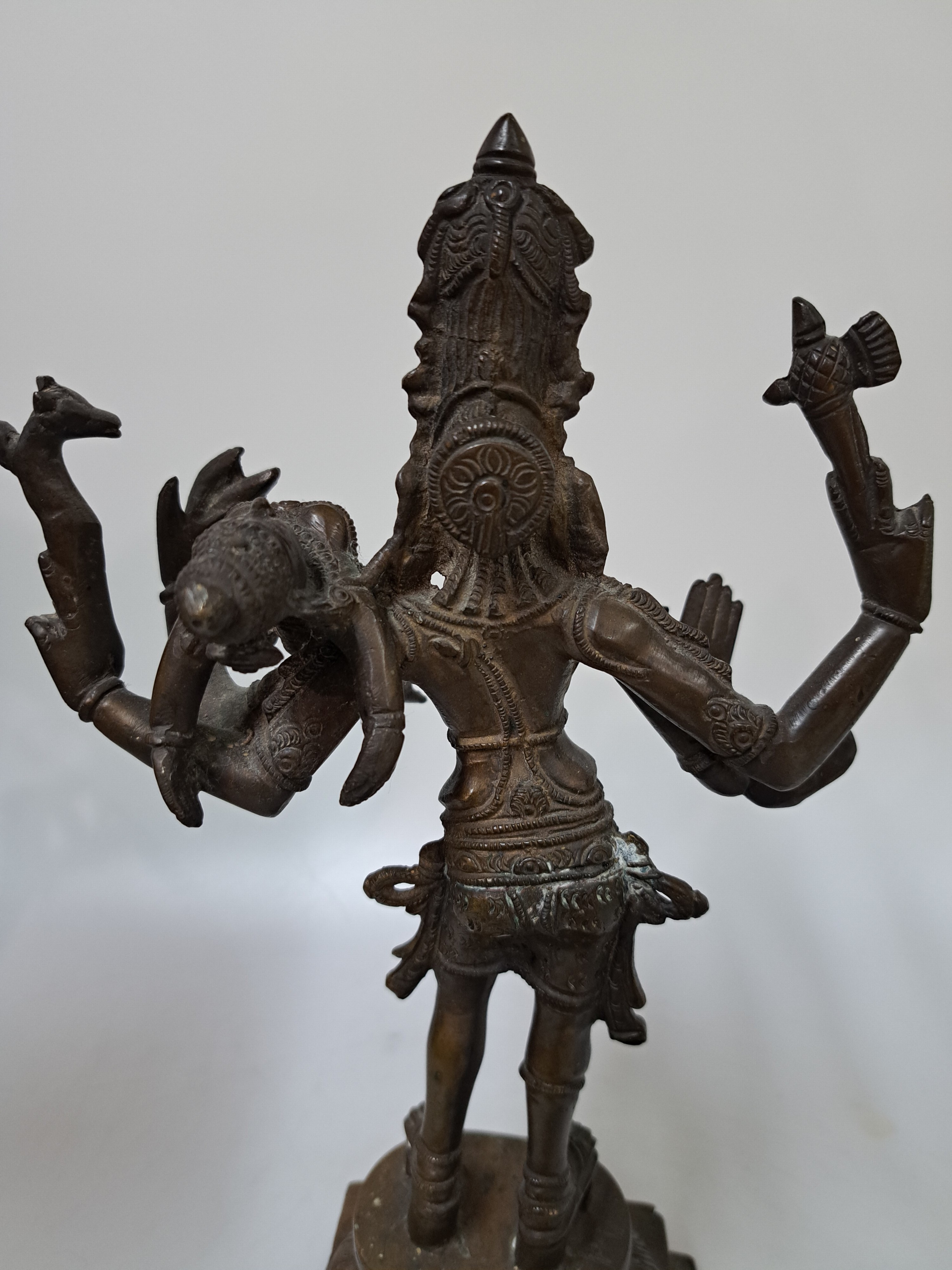Detail g: Lakshmi Narashima, hinduistischer Gott Vishnu mit seiner Gemahlin Lakshmi, Indien, 20. Jh., Bronze, H. ca. 31 cm