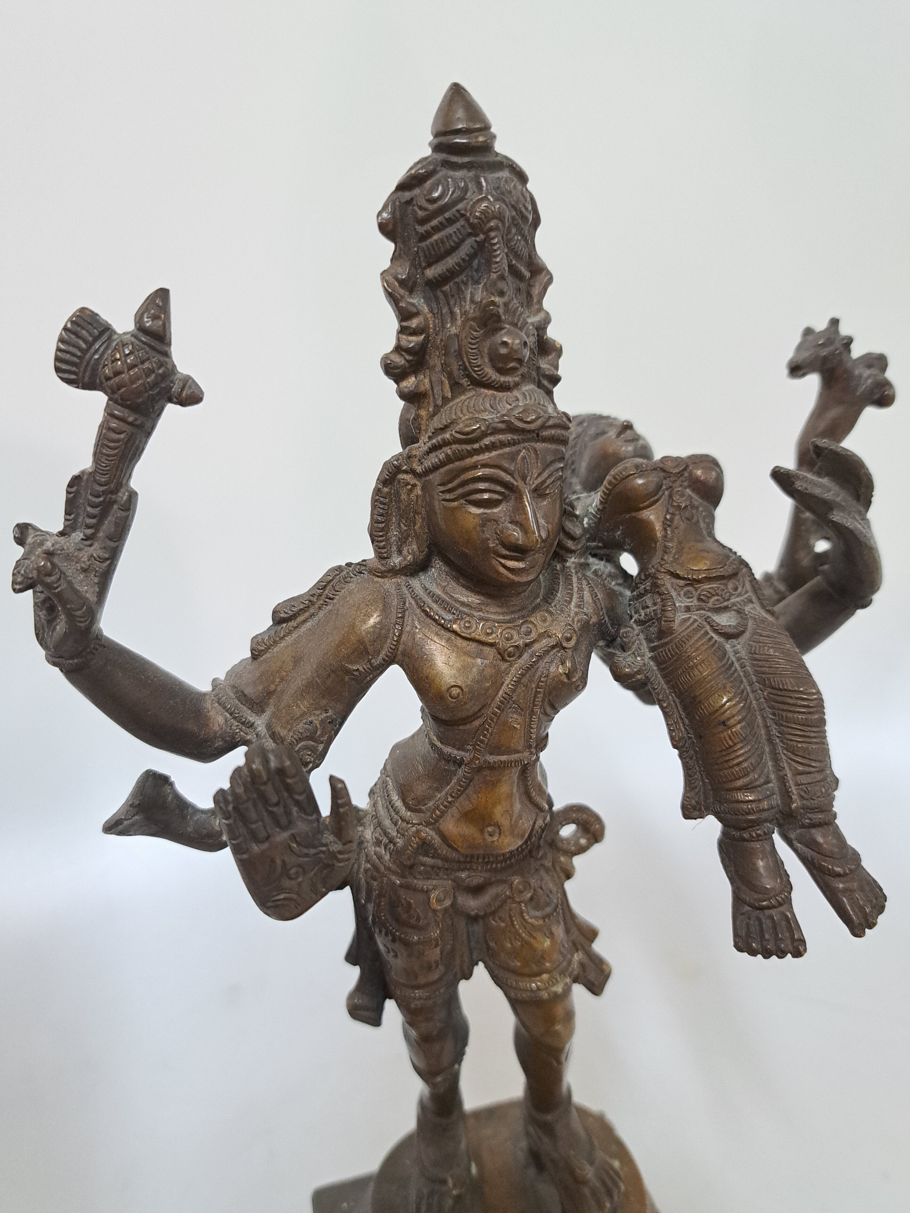 Detail h: Lakshmi Narashima, hinduistischer Gott Vishnu mit seiner Gemahlin Lakshmi, Indien, 20. Jh., Bronze, H. ca. 31 cm