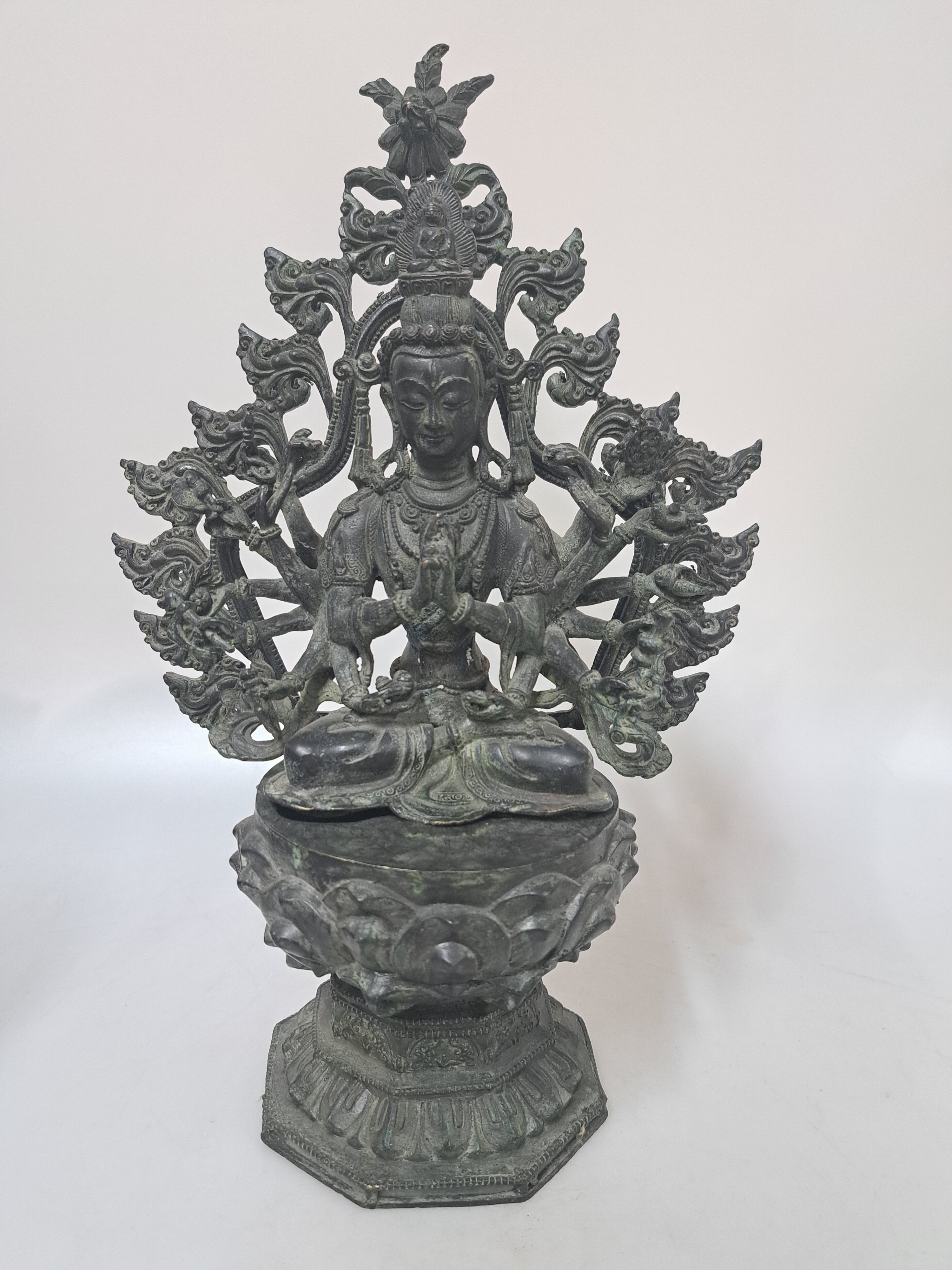 Detail a: Avalokiteshvara Figur, China, 20. Jh., Bodhisattva des universellen Mitgefühls, 18 Arme, mit Attributen, auf hohem Lotusthron, Mandorla, dreiteilig, ...