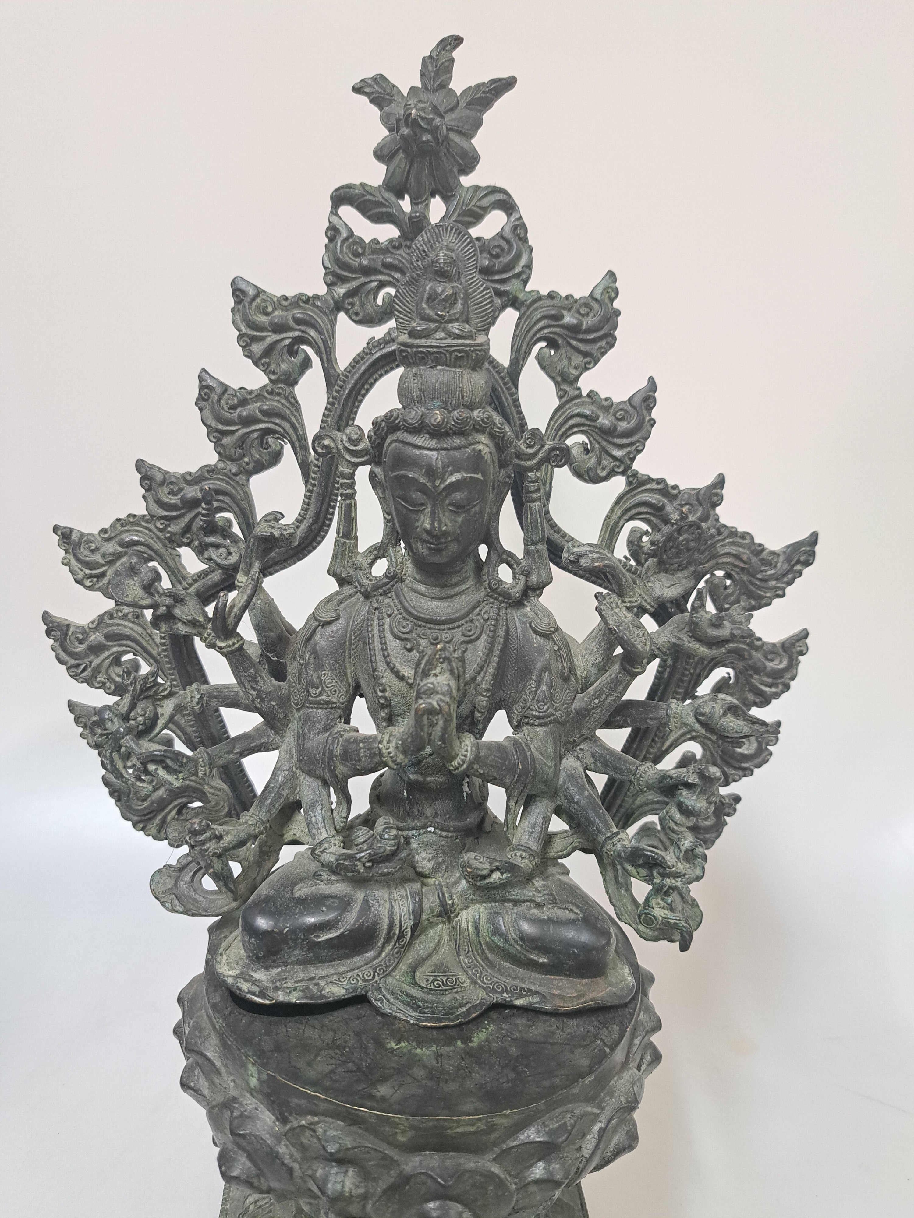 Detail b: Avalokiteshvara Figur, China, 20. Jh., Bodhisattva des universellen Mitgefühls, 18 Arme, mit Attributen, auf hohem Lotusthron, Mandorla, dreiteilig, ...