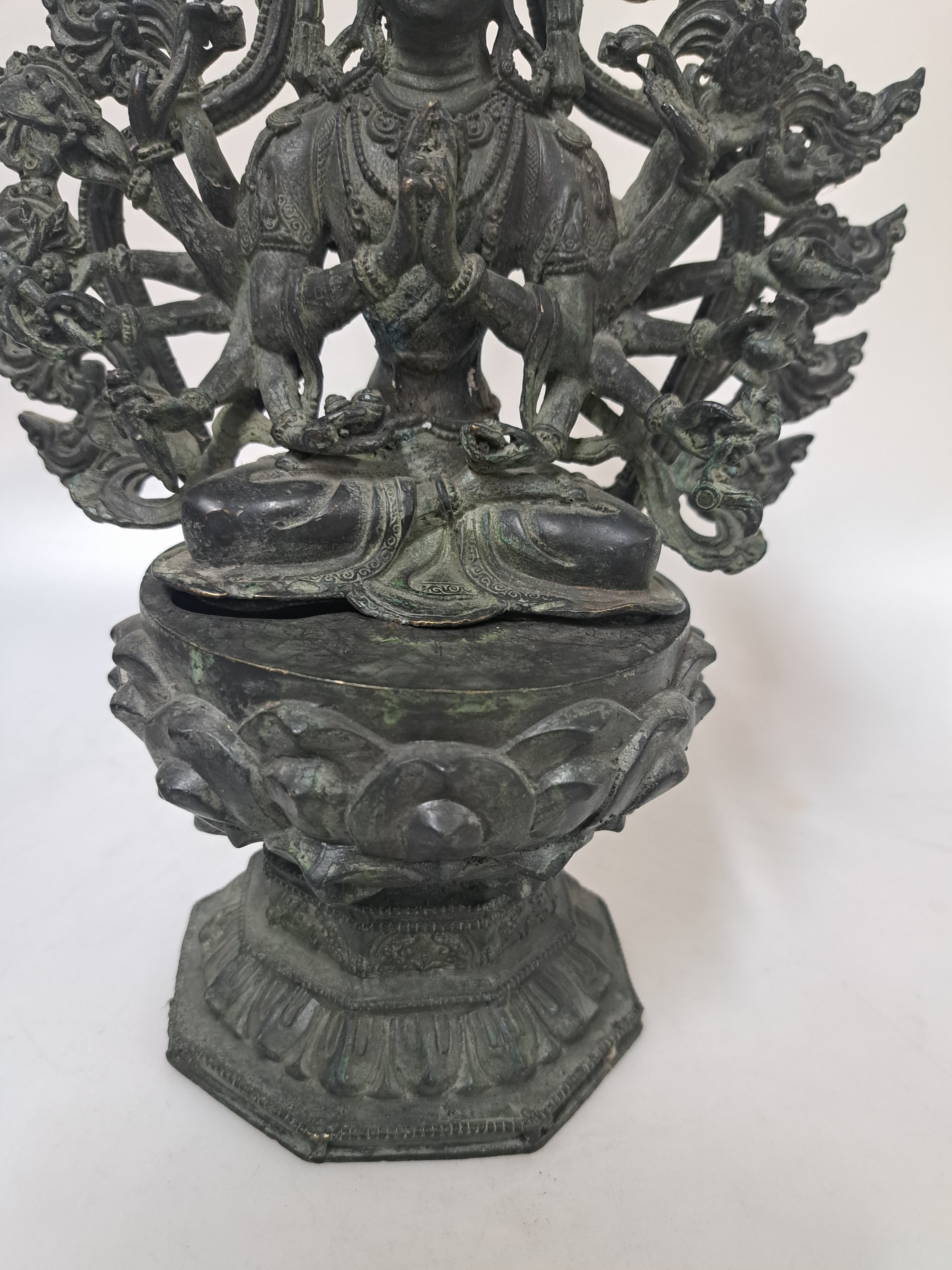 Detail c: Avalokiteshvara Figur, China, 20. Jh., Bodhisattva des universellen Mitgefühls, 18 Arme, mit Attributen, auf hohem Lotusthron, Mandorla, dreiteilig, ...