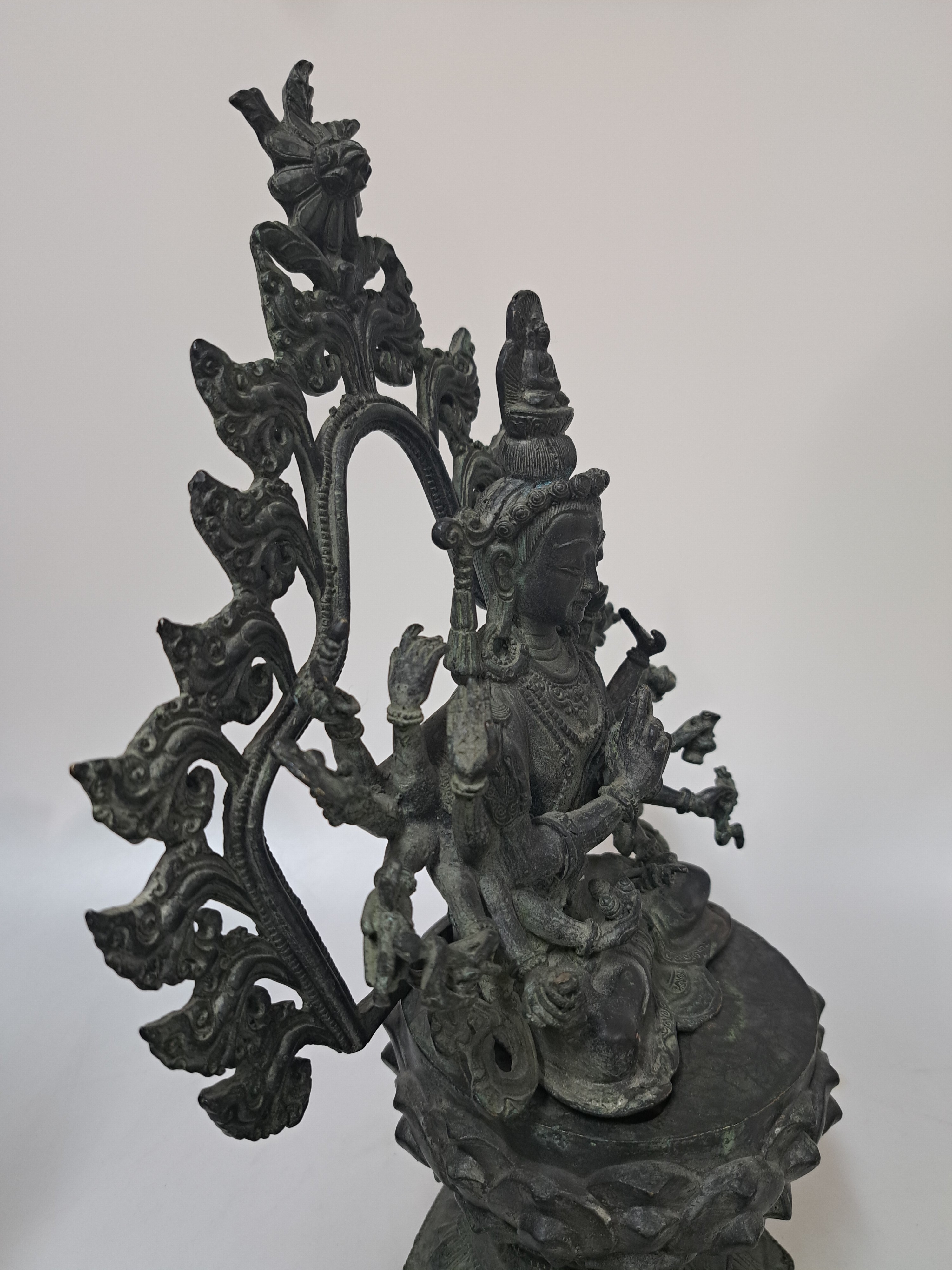 Detail d: Avalokiteshvara Figur, China, 20. Jh., Bodhisattva des universellen Mitgefühls, 18 Arme, mit Attributen, auf hohem Lotusthron, Mandorla, dreiteilig, ...