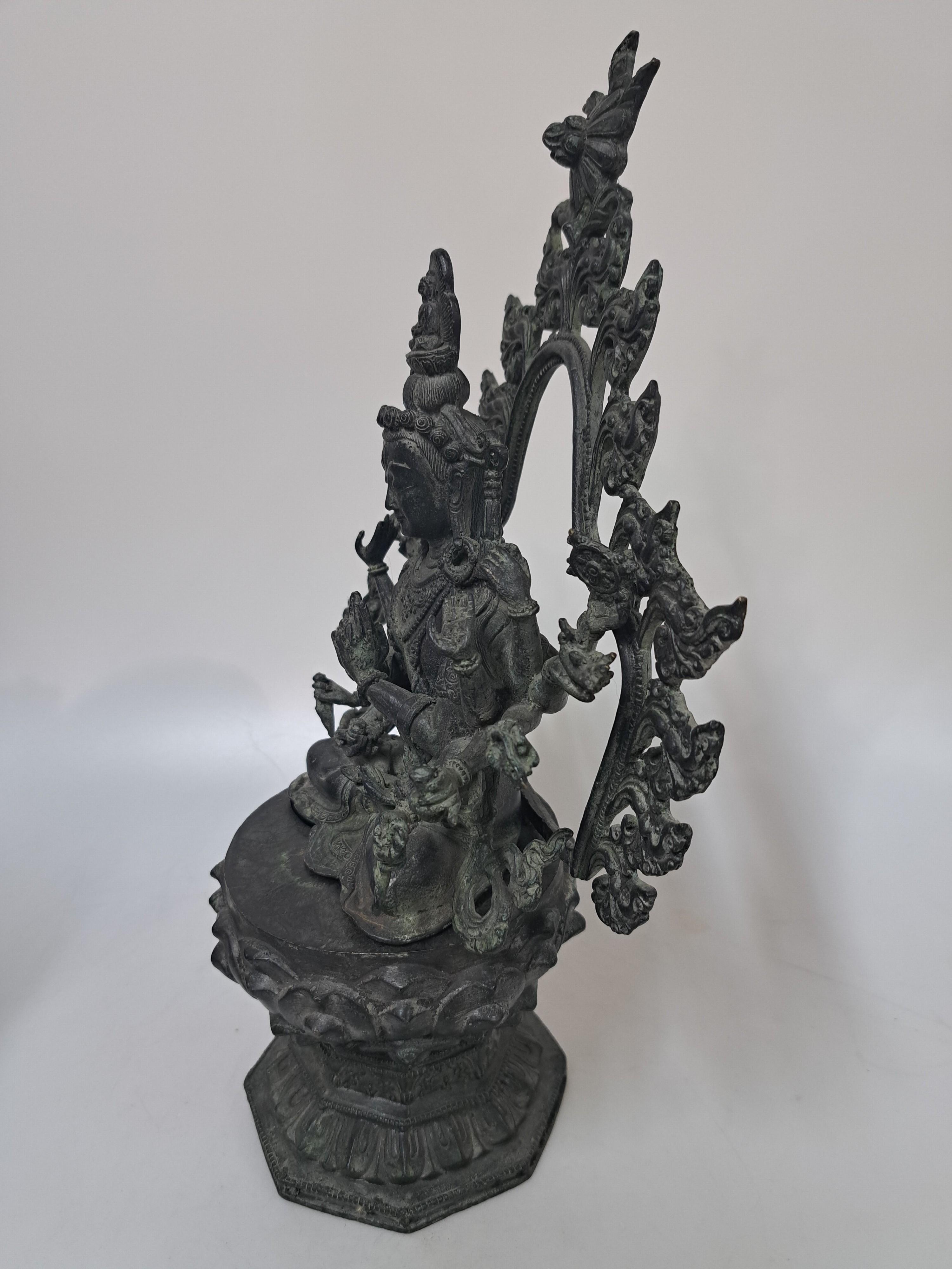 Detail e: Avalokiteshvara Figur, China, 20. Jh., Bodhisattva des universellen Mitgefühls, 18 Arme, mit Attributen, auf hohem Lotusthron, Mandorla, dreiteilig, ...
