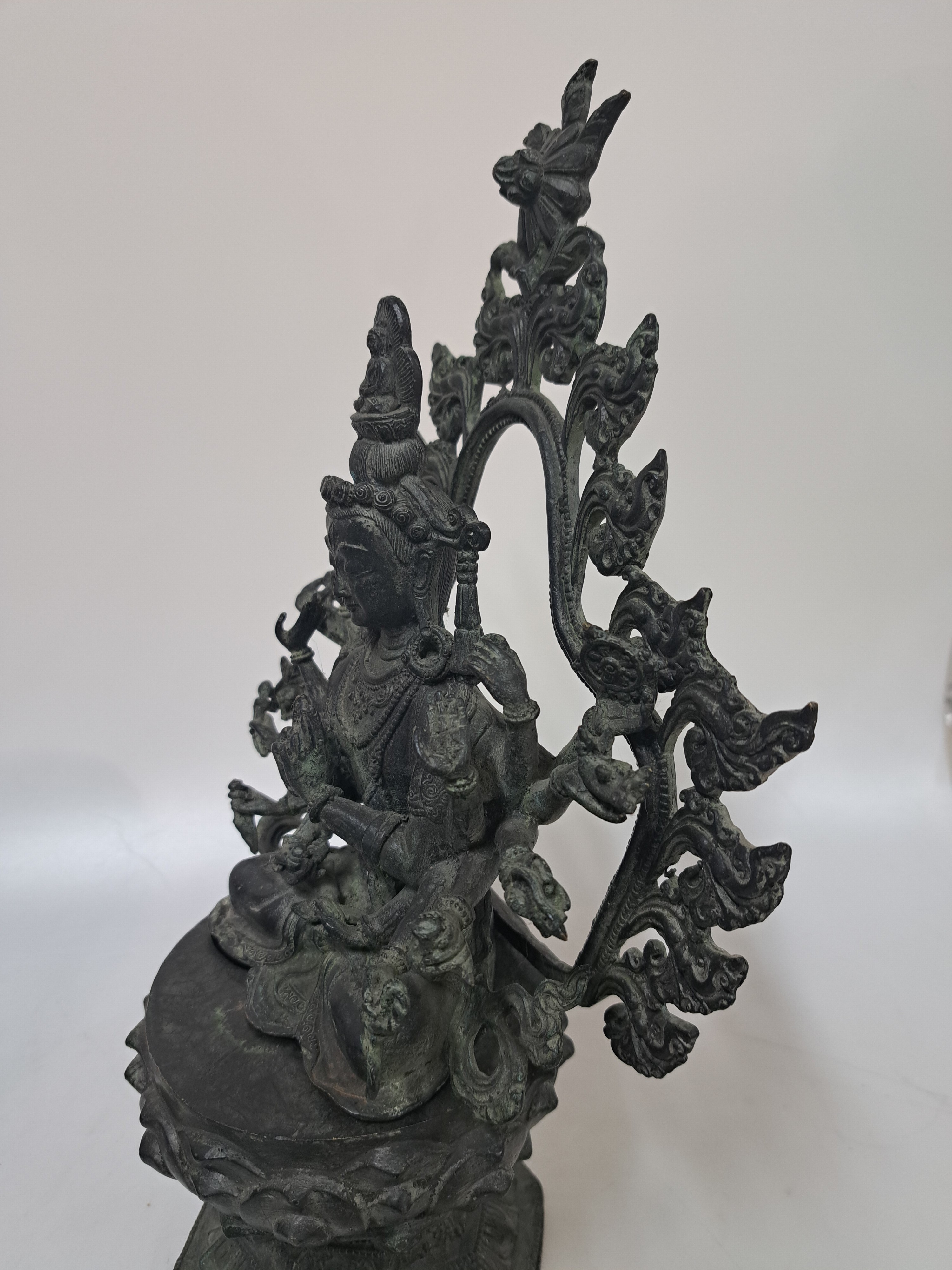 Detail f: Avalokiteshvara Figur, China, 20. Jh., Bodhisattva des universellen Mitgefühls, 18 Arme, mit Attributen, auf hohem Lotusthron, Mandorla, dreiteilig, ...