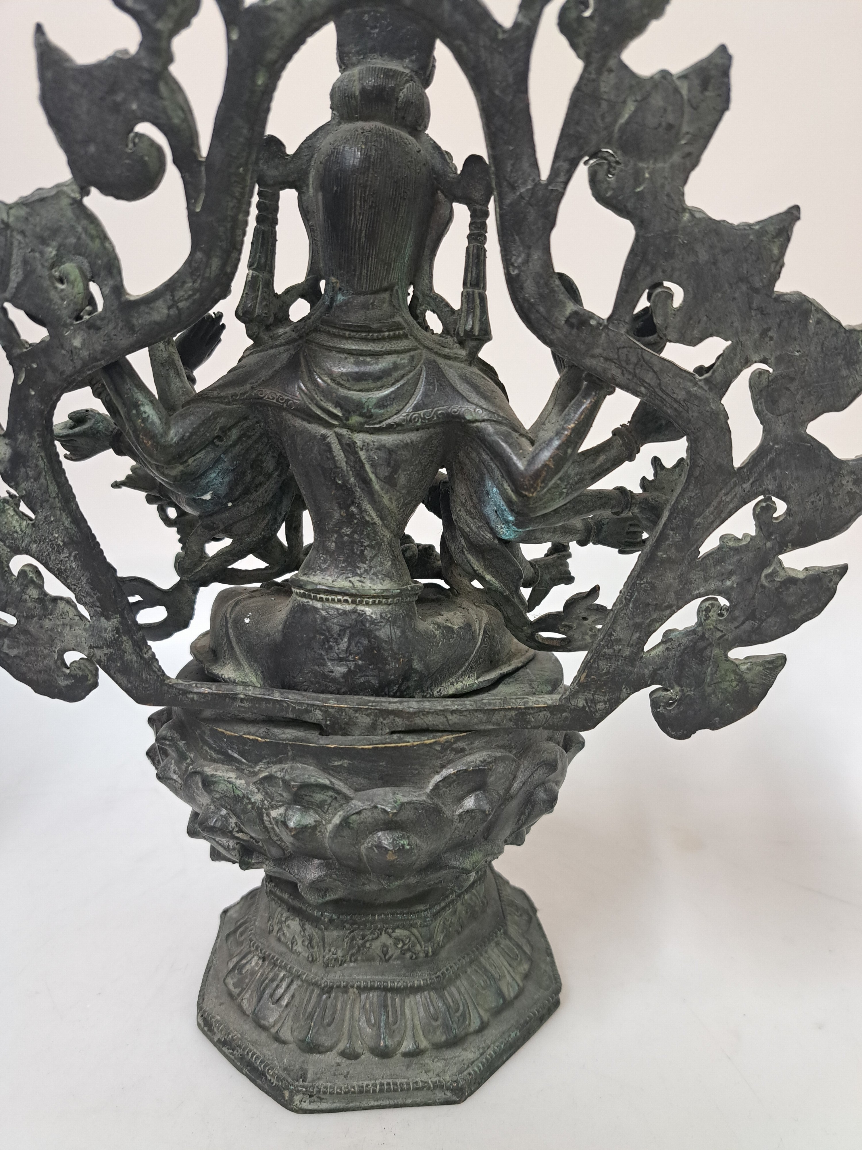 Detail g: Avalokiteshvara Figur, China, 20. Jh., Bodhisattva des universellen Mitgefühls, 18 Arme, mit Attributen, auf hohem Lotusthron, Mandorla, dreiteilig, ...