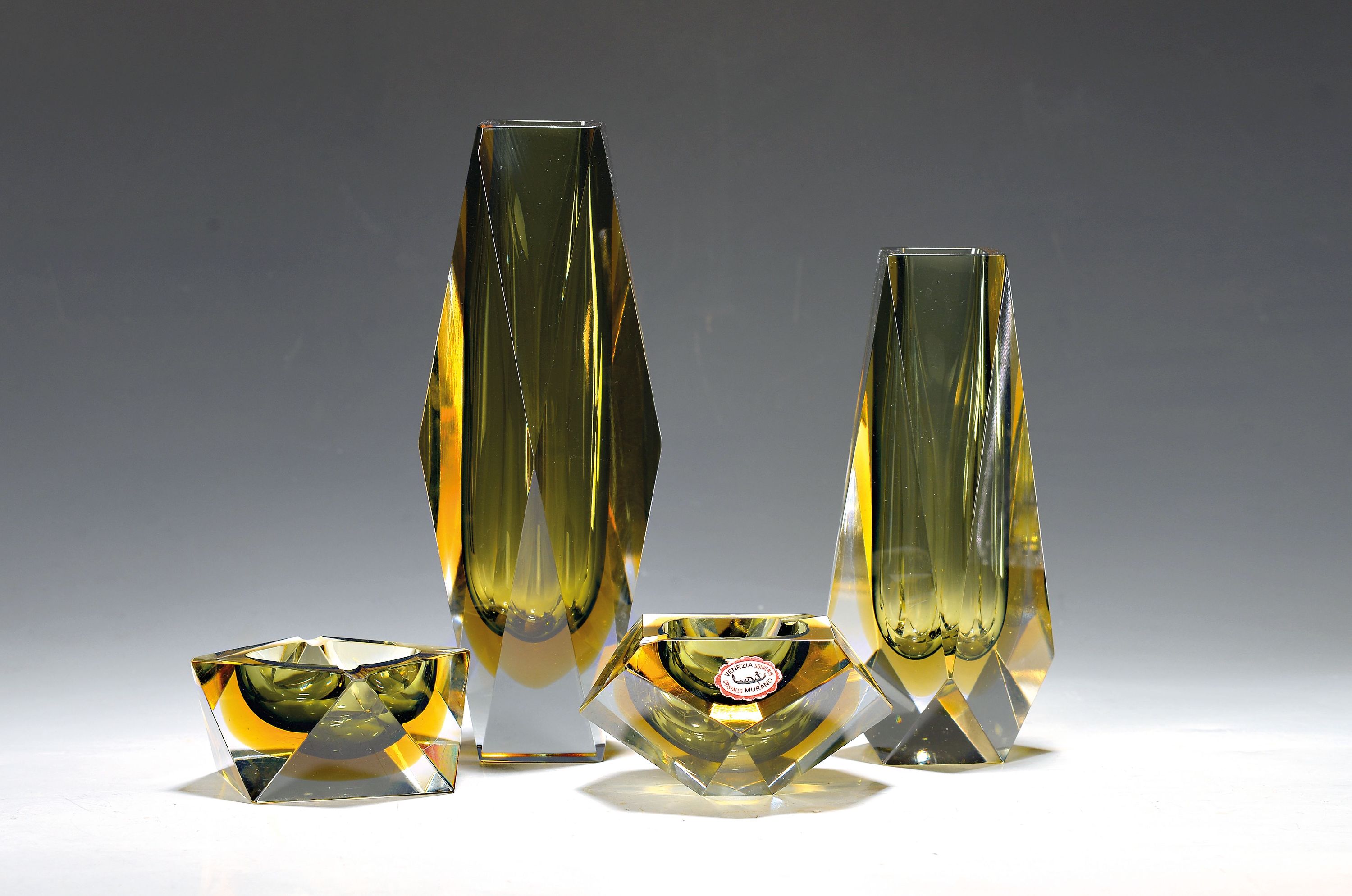 Image 27048588 - Zwei Vasen und zwei Aschenbecher, Venedig/Murano, 60/70er Jahre, sog. Bicolor Glas, ...