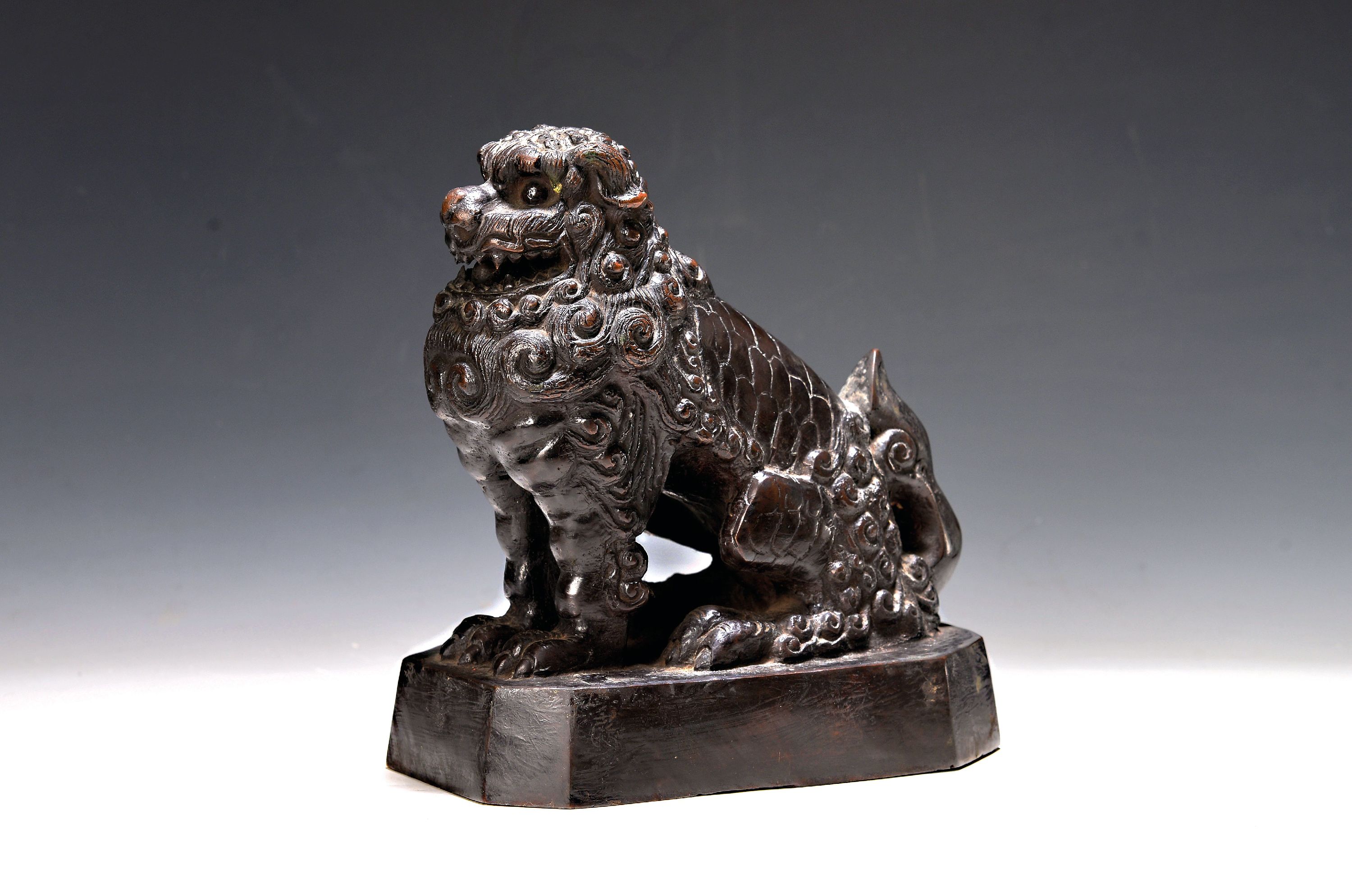 Image 27048595 - Fo dog, China, 20th century, bronze, patinated, approx. 22x20x11 cm
