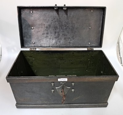 27048563a - Geldkassette/Eisenkassette, deutsch, Anfang 19. Jh., mit Rautendekor, seitlich mit zwei ...