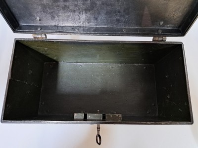 27048563b - Geldkassette/Eisenkassette, deutsch, Anfang 19. Jh., mit Rautendekor, seitlich mit zwei ...