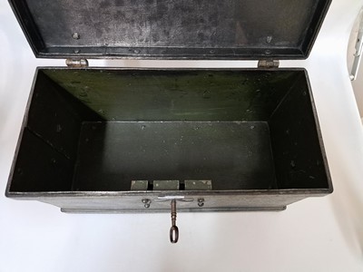 27048563c - Geldkassette/Eisenkassette, deutsch, Anfang 19. Jh., mit Rautendekor, seitlich mit zwei ...