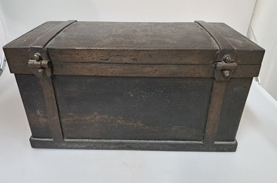 27048563d - Geldkassette/Eisenkassette, deutsch, Anfang 19. Jh., mit Rautendekor, seitlich mit zwei ...