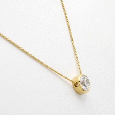 27048598a - Collier mit Brillantsolitär, GG 750/000, Brill. in feiner, glatter Zargenfassung ca. ...