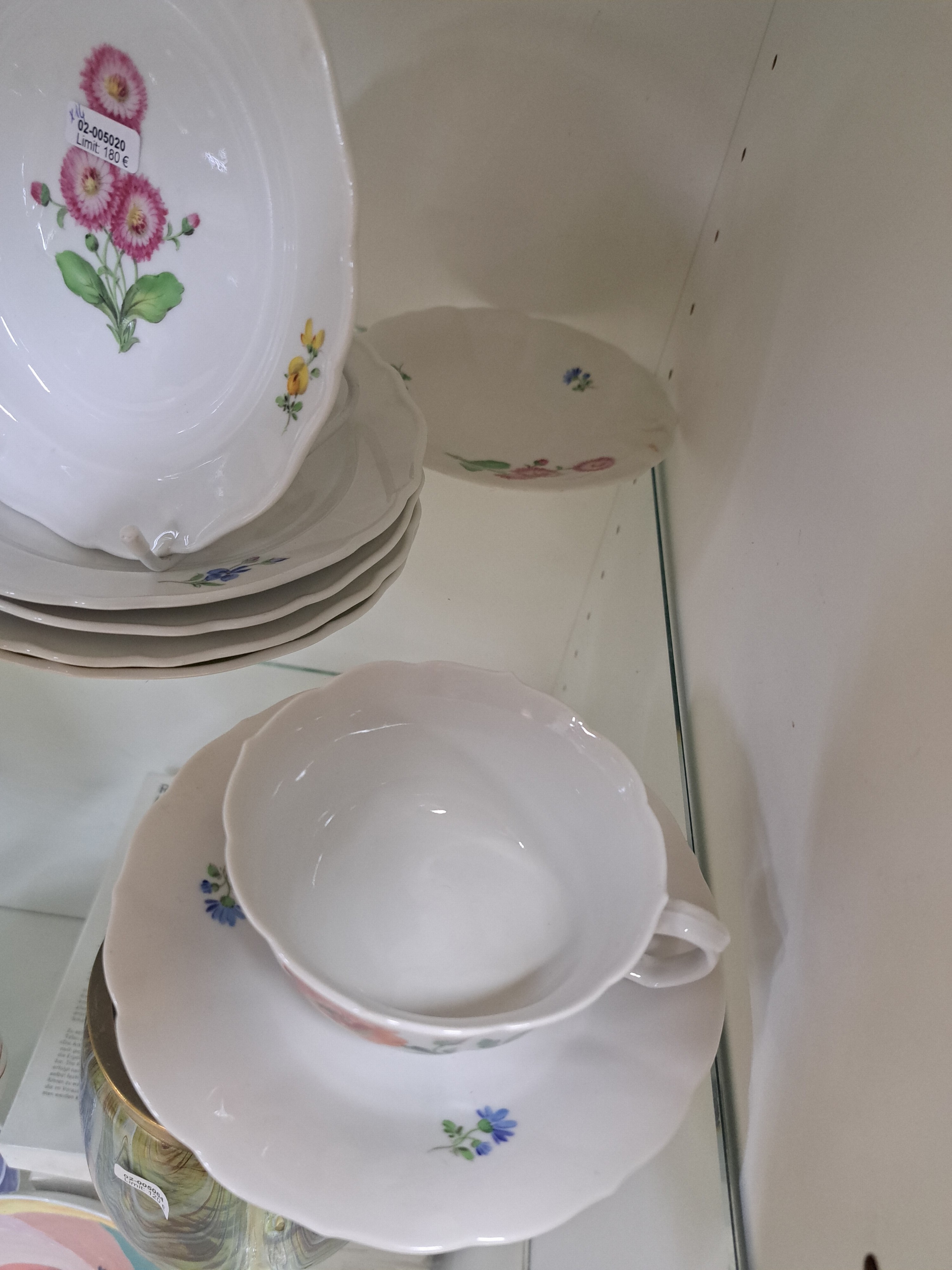 Detail a: 4 Teegedecke, Meissen, 20.Jh., 1.Wahl, Porzellan, gestreute Blume, 4 Tassen mit 5 UT und 5 Tellern, Alterssp.