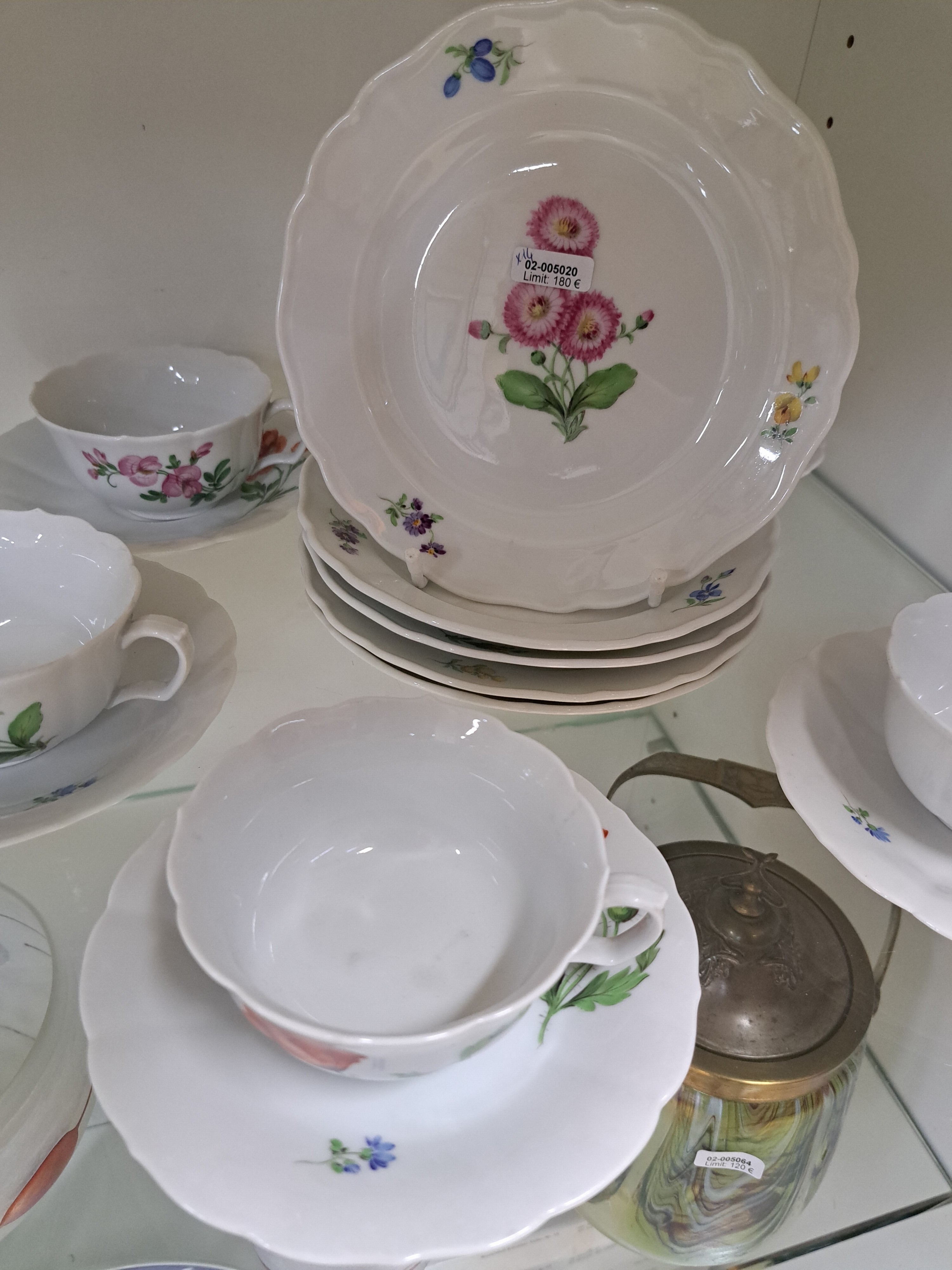 Detail b: 4 Teegedecke, Meissen, 20.Jh., 1.Wahl, Porzellan, gestreute Blume, 4 Tassen mit 5 UT und 5 Tellern, Alterssp.