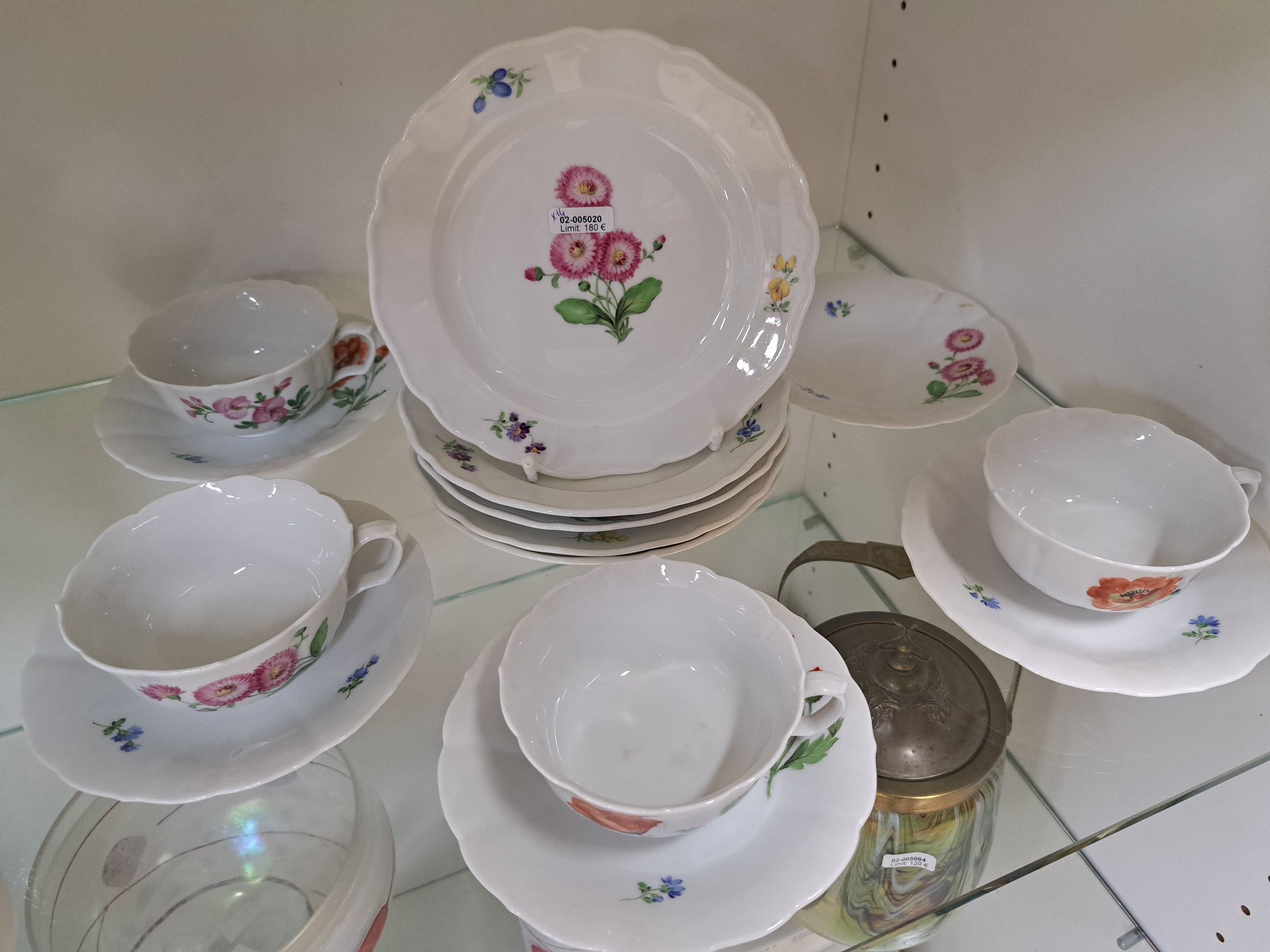 Detail c: 4 Teegedecke, Meissen, 20.Jh., 1.Wahl, Porzellan, gestreute Blume, 4 Tassen mit 5 UT und 5 Tellern, Alterssp.