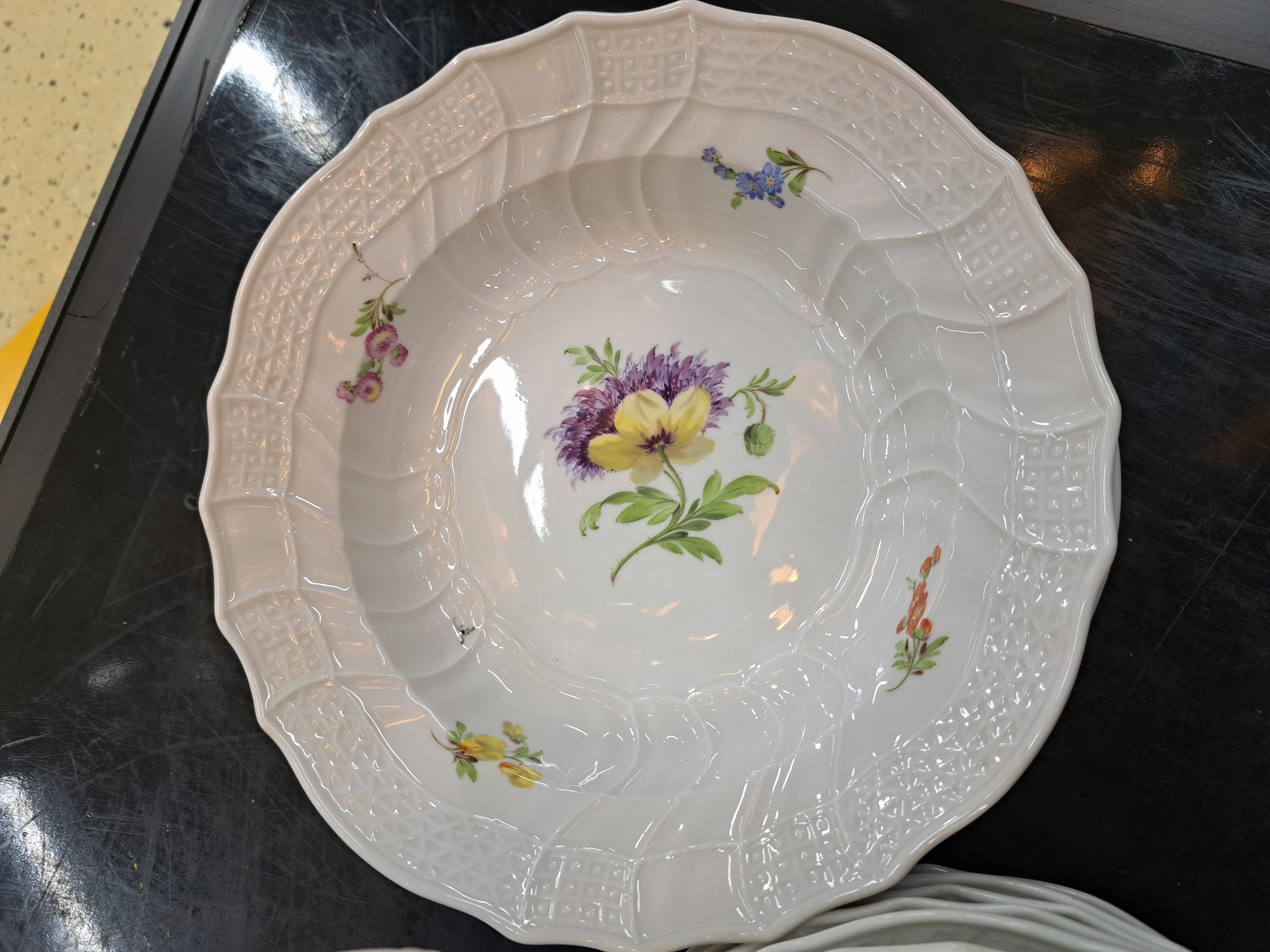 Detail a: Service Neubrandstein, Meissen, Knaufzeit, 2. Wahl, Porzellan, 3 Suppenteller D. 23,5cm, 12 Speiseteller (tiefer gemuldet) D. 24cm, 8 Brotteller D. ...