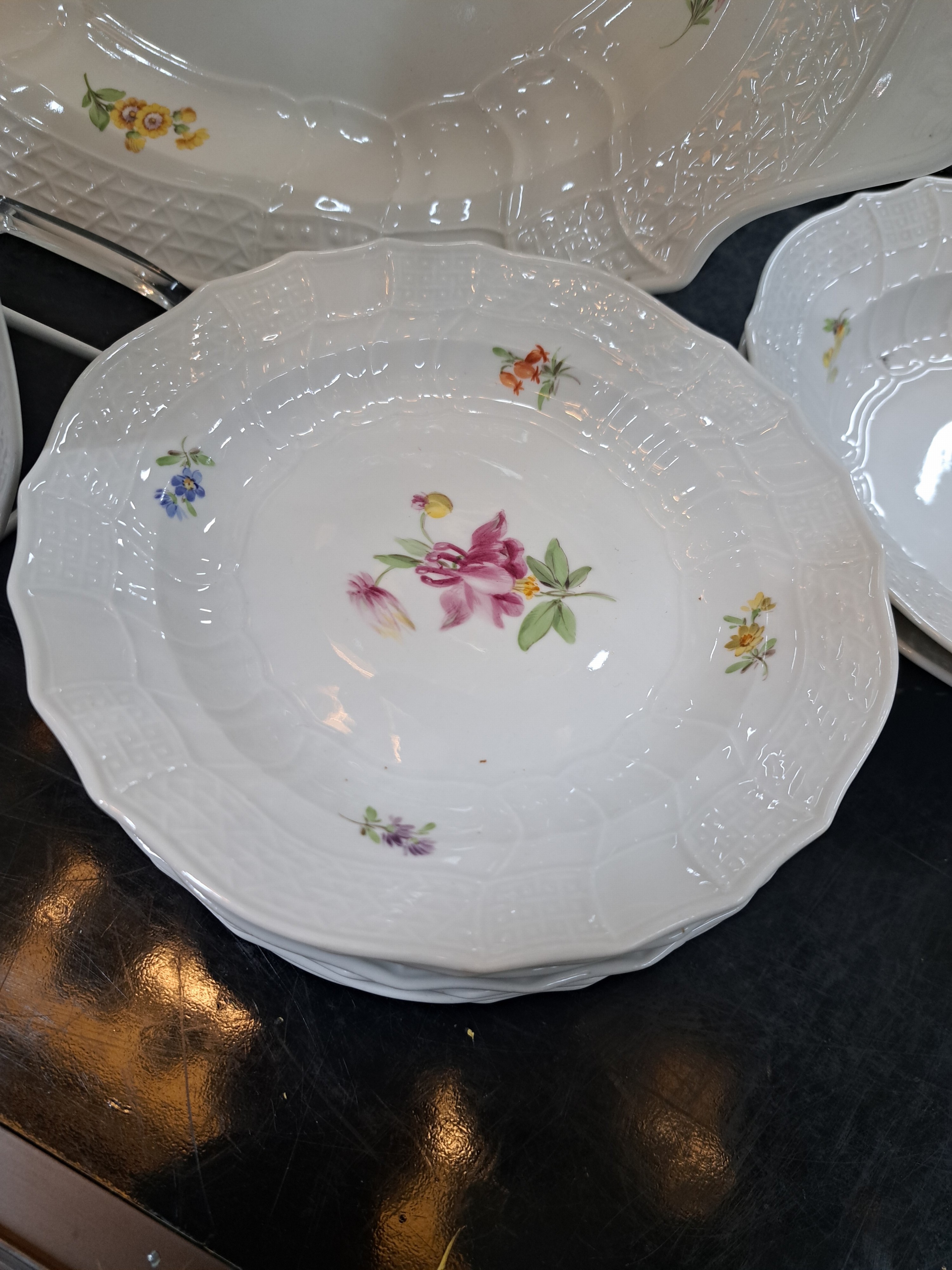 Detail b: Service Neubrandstein, Meissen, Knaufzeit, 2. Wahl, Porzellan, 3 Suppenteller D. 23,5cm, 12 Speiseteller (tiefer gemuldet) D. 24cm, 8 Brotteller D. ...