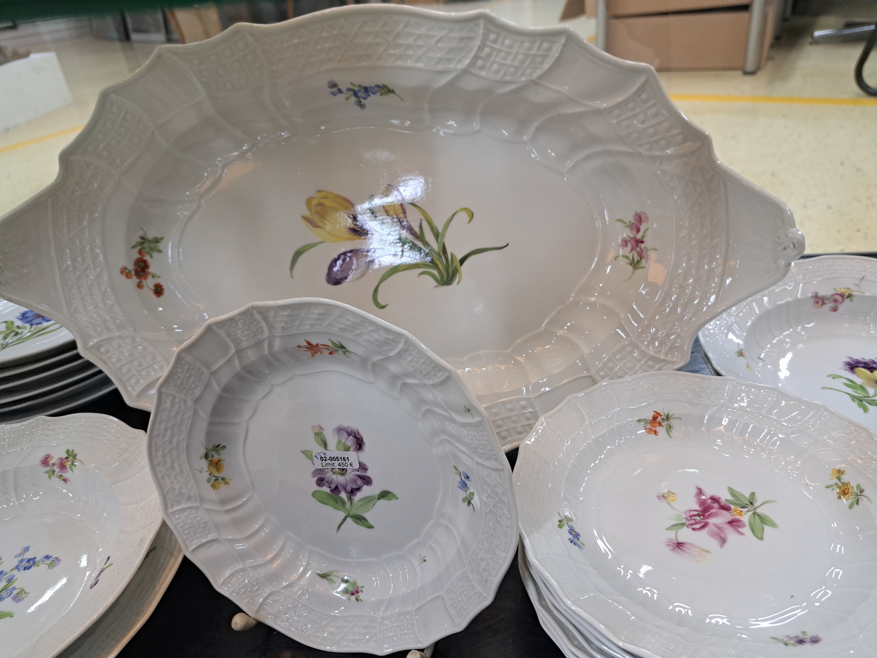 Detail c: Service Neubrandstein, Meissen, Knaufzeit, 2. Wahl, Porzellan, 3 Suppenteller D. 23,5cm, 12 Speiseteller (tiefer gemuldet) D. 24cm, 8 Brotteller D. ...