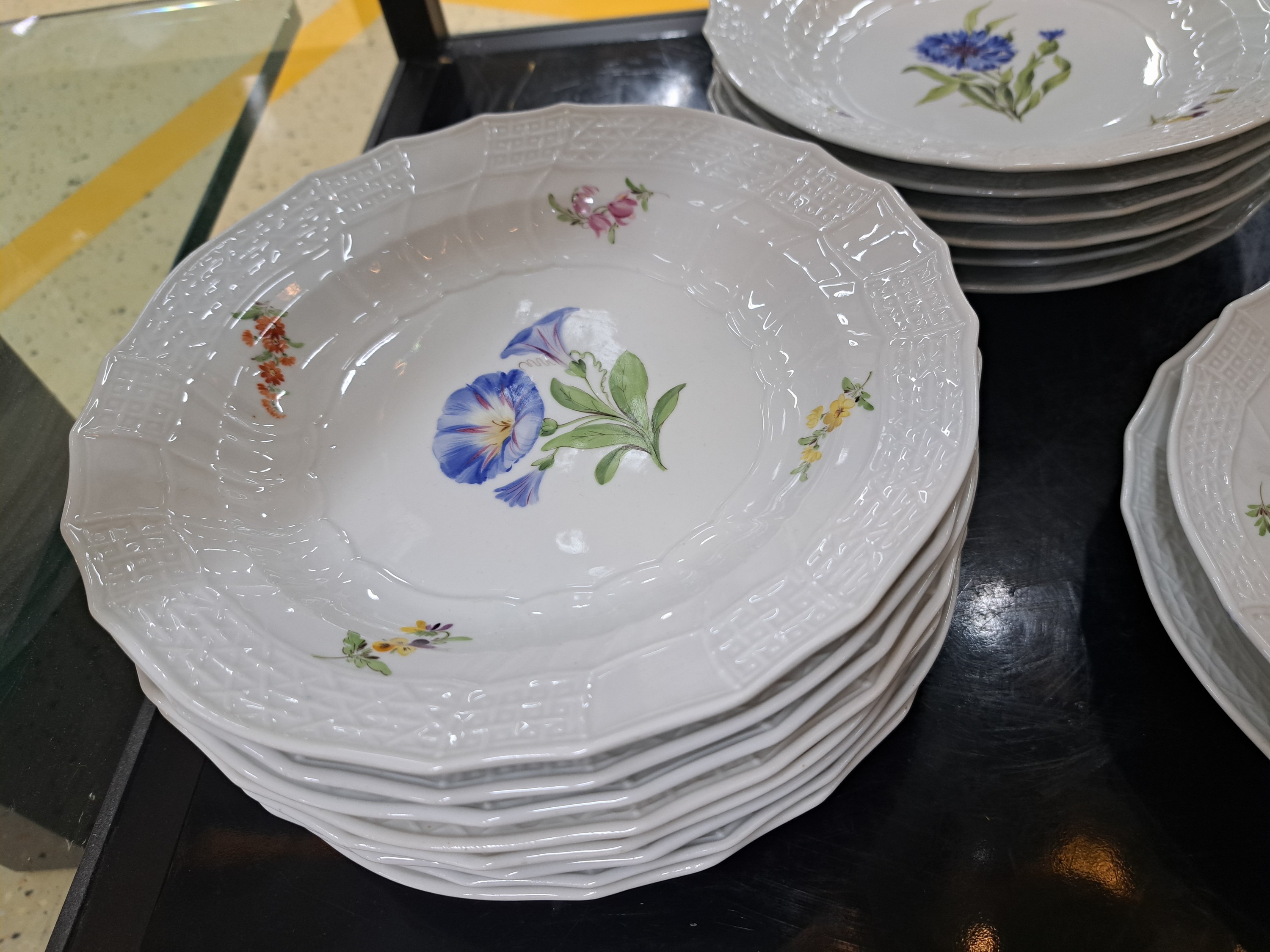 Detail d: Service Neubrandstein, Meissen, Knaufzeit, 2. Wahl, Porzellan, 3 Suppenteller D. 23,5cm, 12 Speiseteller (tiefer gemuldet) D. 24cm, 8 Brotteller D. ...