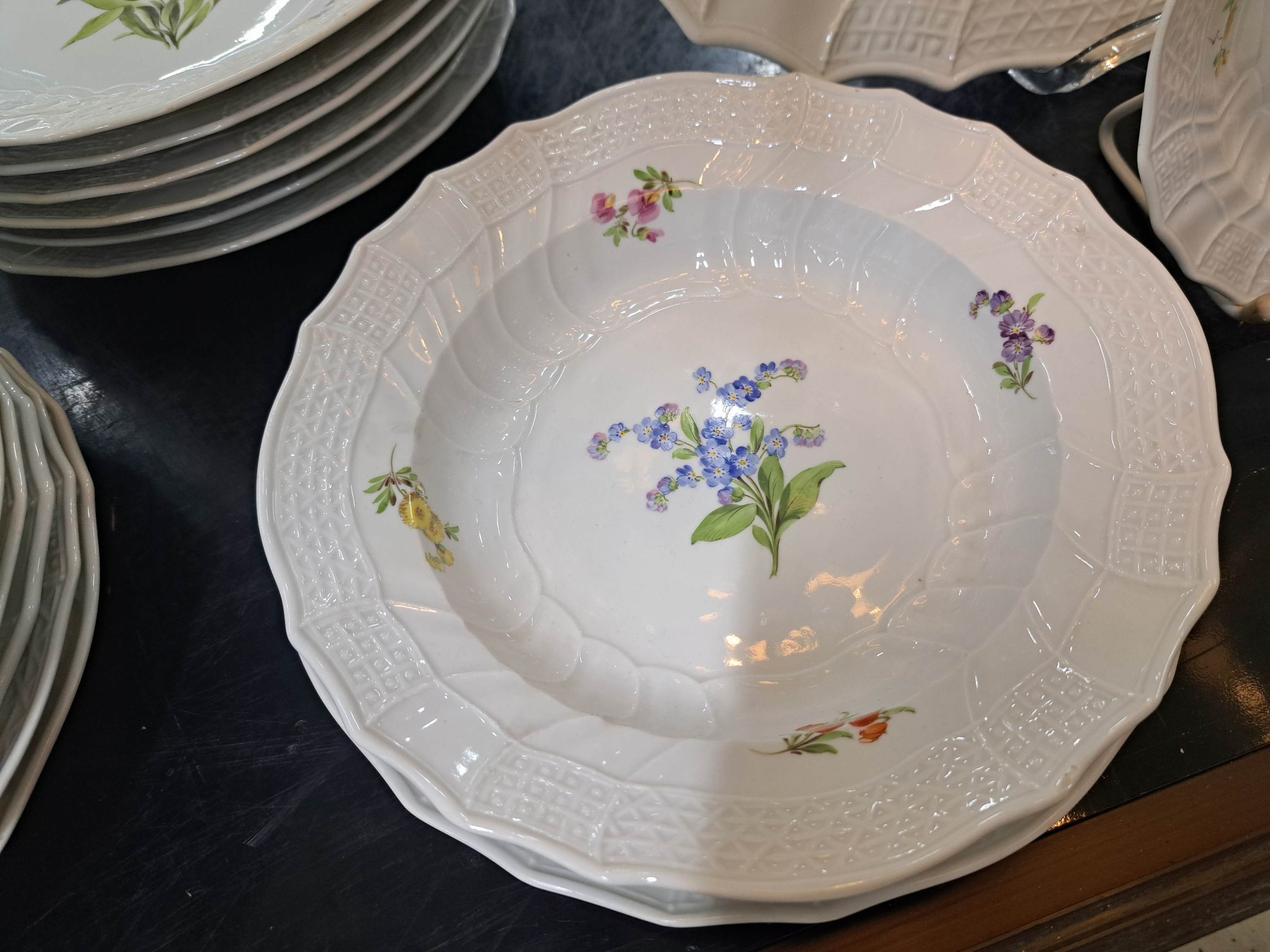 Detail e: Service Neubrandstein, Meissen, Knaufzeit, 2. Wahl, Porzellan, 3 Suppenteller D. 23,5cm, 12 Speiseteller (tiefer gemuldet) D. 24cm, 8 Brotteller D. ...