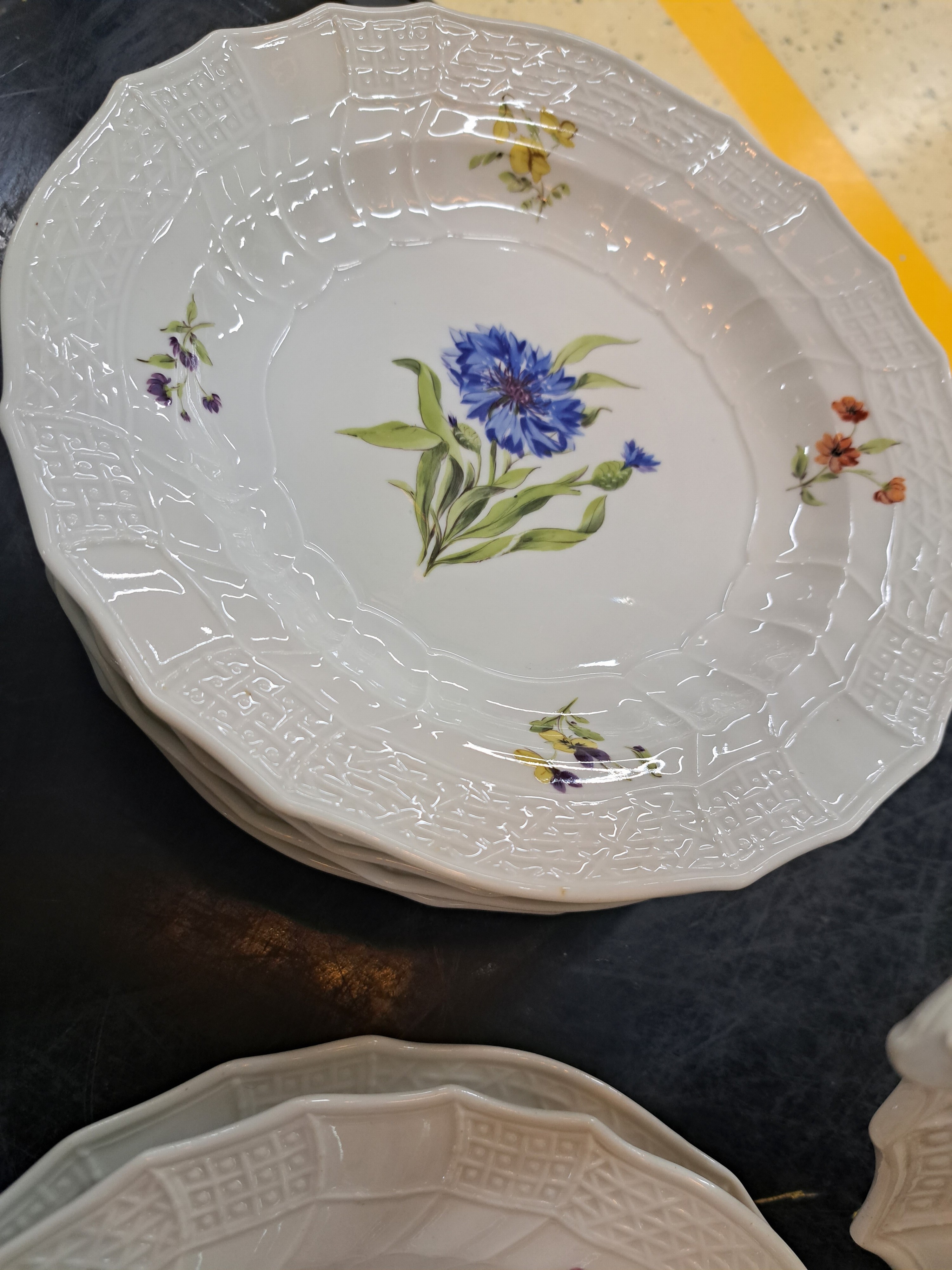 Detail f: Service Neubrandstein, Meissen, Knaufzeit, 2. Wahl, Porzellan, 3 Suppenteller D. 23,5cm, 12 Speiseteller (tiefer gemuldet) D. 24cm, 8 Brotteller D. ...