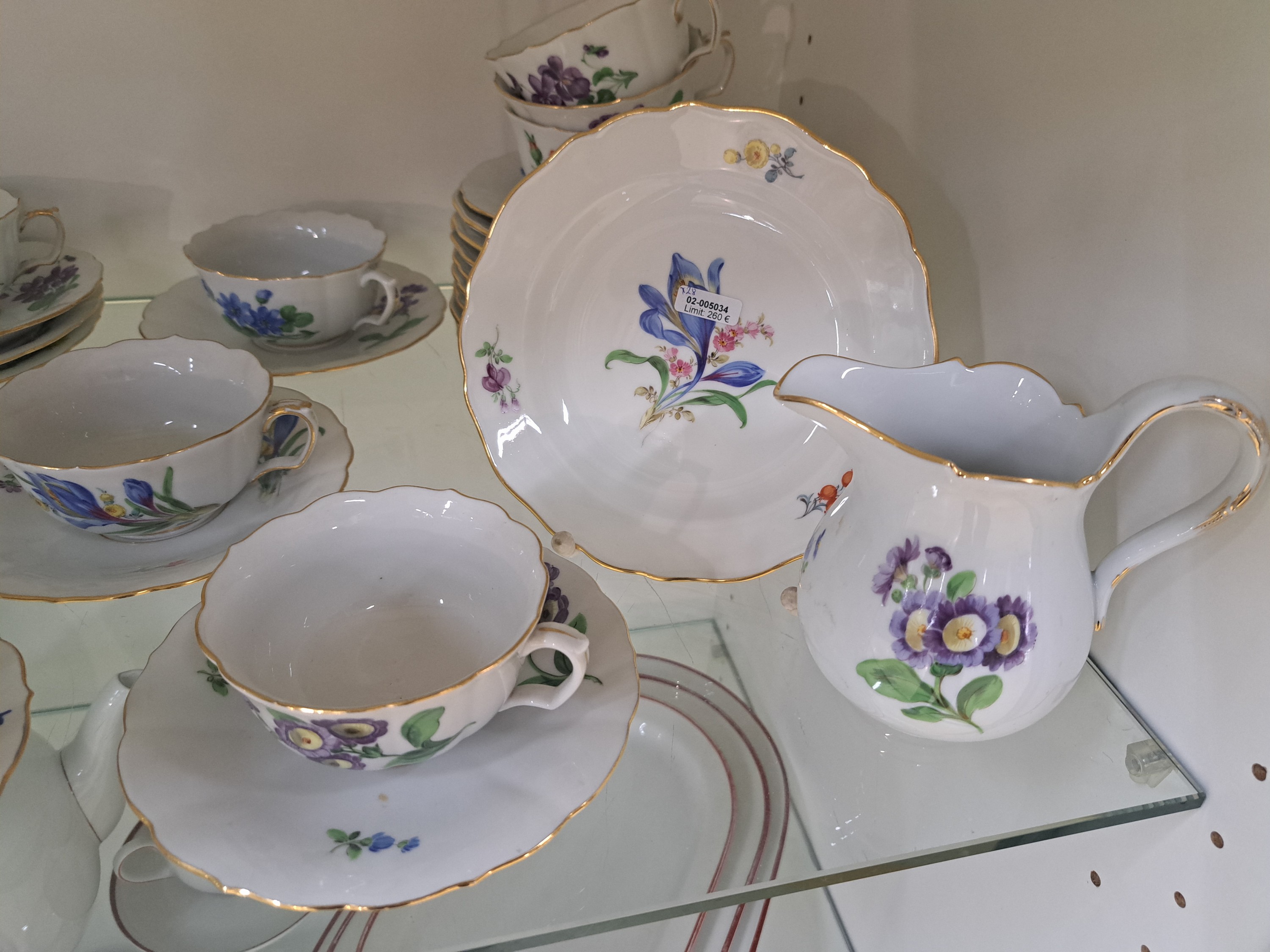 Detail a: 9 Gedecke, Meissen, Pfeifferzeit, 2.Wahl, Porzellan, gestreute Blumen, Goldrand, 9 Tassen mit UT, 9 Teller, Sahnegießer, Alterssp.