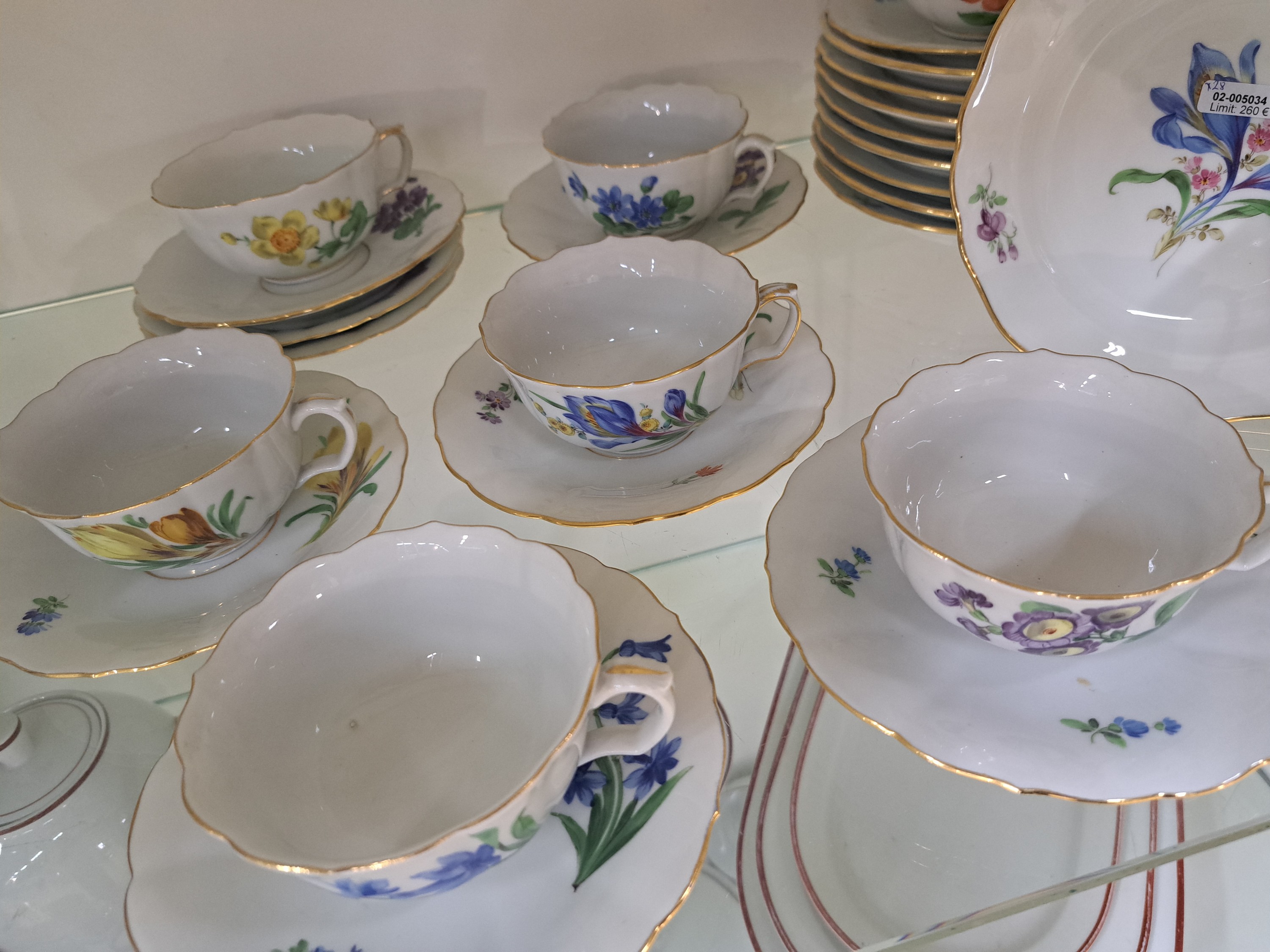 Detail b: 9 Gedecke, Meissen, Pfeifferzeit, 2.Wahl, Porzellan, gestreute Blumen, Goldrand, 9 Tassen mit UT, 9 Teller, Sahnegießer, Alterssp.