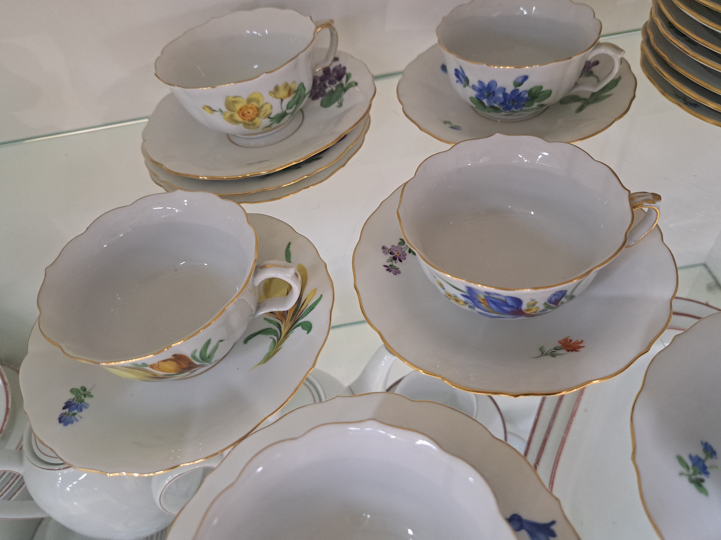 Detail c: 9 Gedecke, Meissen, Pfeifferzeit, 2.Wahl, Porzellan, gestreute Blumen, Goldrand, 9 Tassen mit UT, 9 Teller, Sahnegießer, Alterssp.