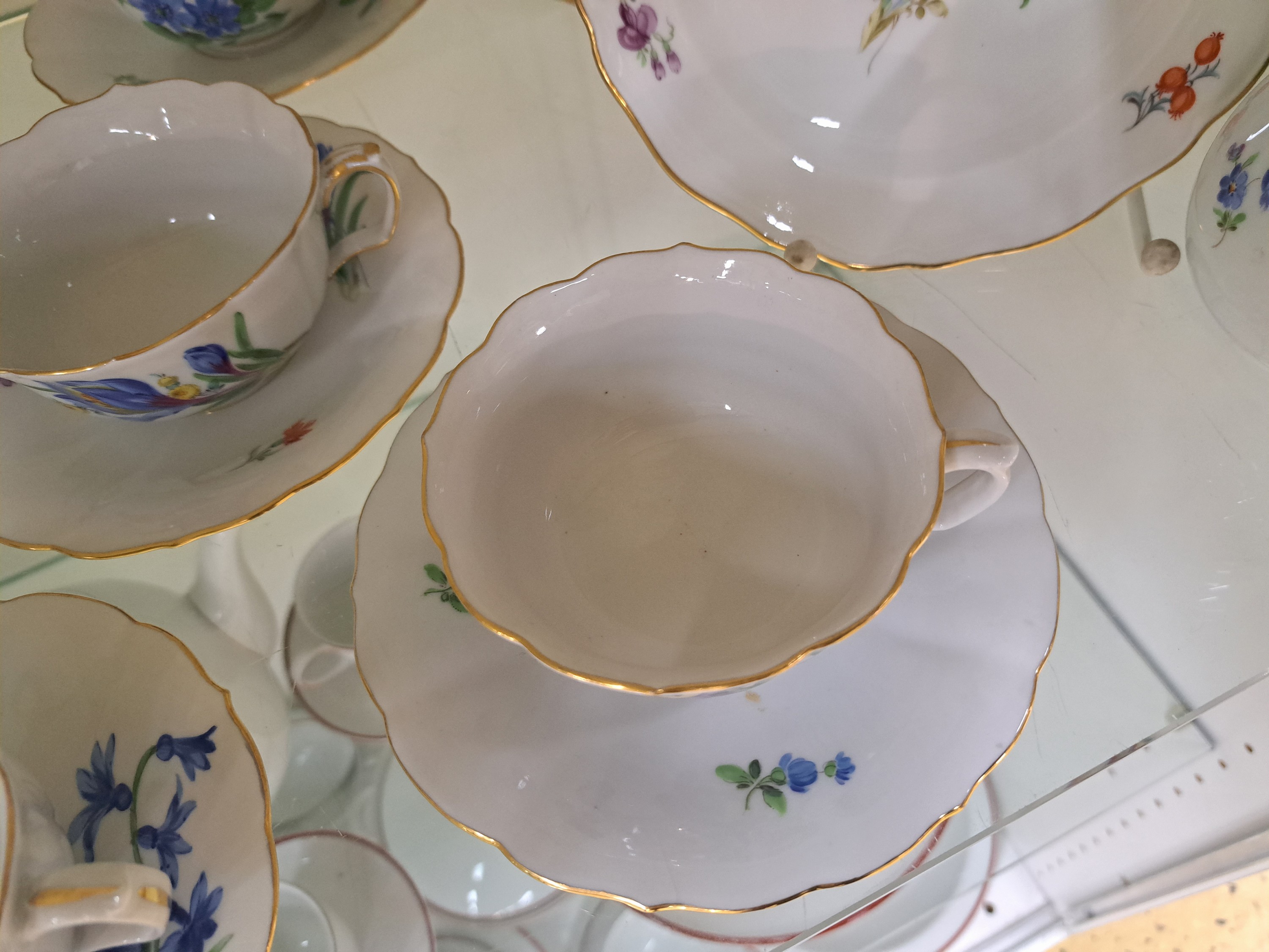 Detail d: 9 Gedecke, Meissen, Pfeifferzeit, 2.Wahl, Porzellan, gestreute Blumen, Goldrand, 9 Tassen mit UT, 9 Teller, Sahnegießer, Alterssp.