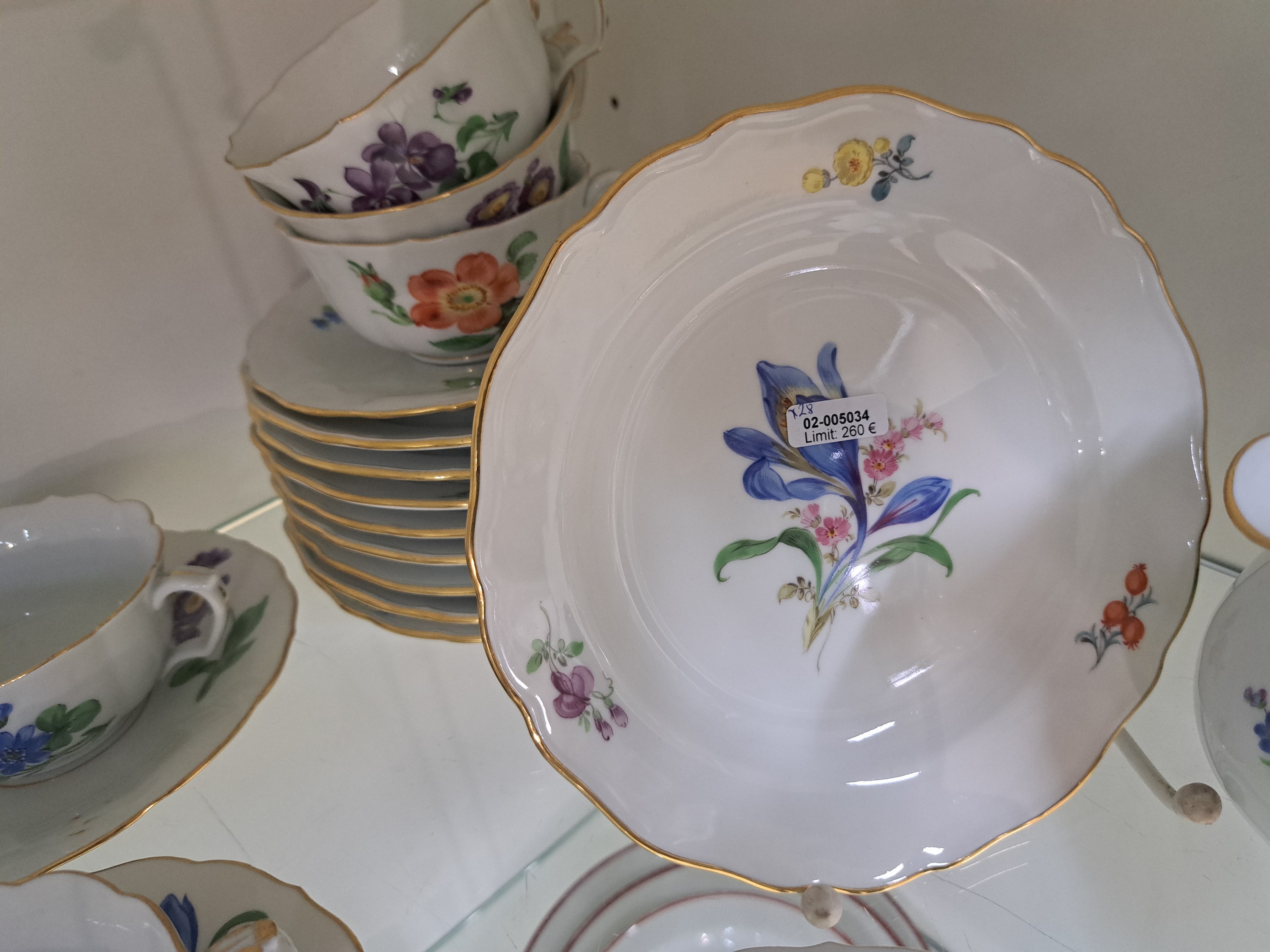 Detail e: 9 Gedecke, Meissen, Pfeifferzeit, 2.Wahl, Porzellan, gestreute Blumen, Goldrand, 9 Tassen mit UT, 9 Teller, Sahnegießer, Alterssp.