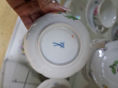 27048607d - 4 Teegedecke, Meissen, 20.Jh., 1.Wahl, Porzellan, gestreute Blume, 4 Tassen mit 5 UT und ...