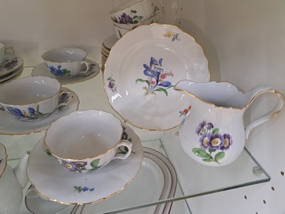 27048638a - 9 Gedecke, Meissen, Pfeifferzeit, 2.Wahl, Porzellan, gestreute Blumen, Goldrand, 9 ...