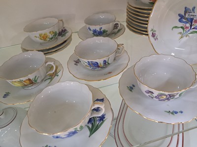 27048638b - 9 Gedecke, Meissen, Pfeifferzeit, 2.Wahl, Porzellan, gestreute Blumen, Goldrand, 9 ...