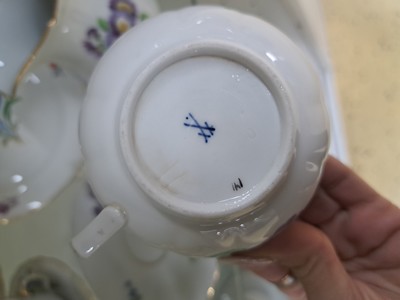 27048638f - 9 Gedecke, Meissen, Pfeifferzeit, 2.Wahl, Porzellan, gestreute Blumen, Goldrand, 9 ...