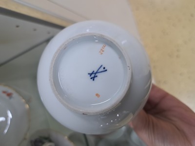 27048638g - 9 Gedecke, Meissen, Pfeifferzeit, 2.Wahl, Porzellan, gestreute Blumen, Goldrand, 9 ...