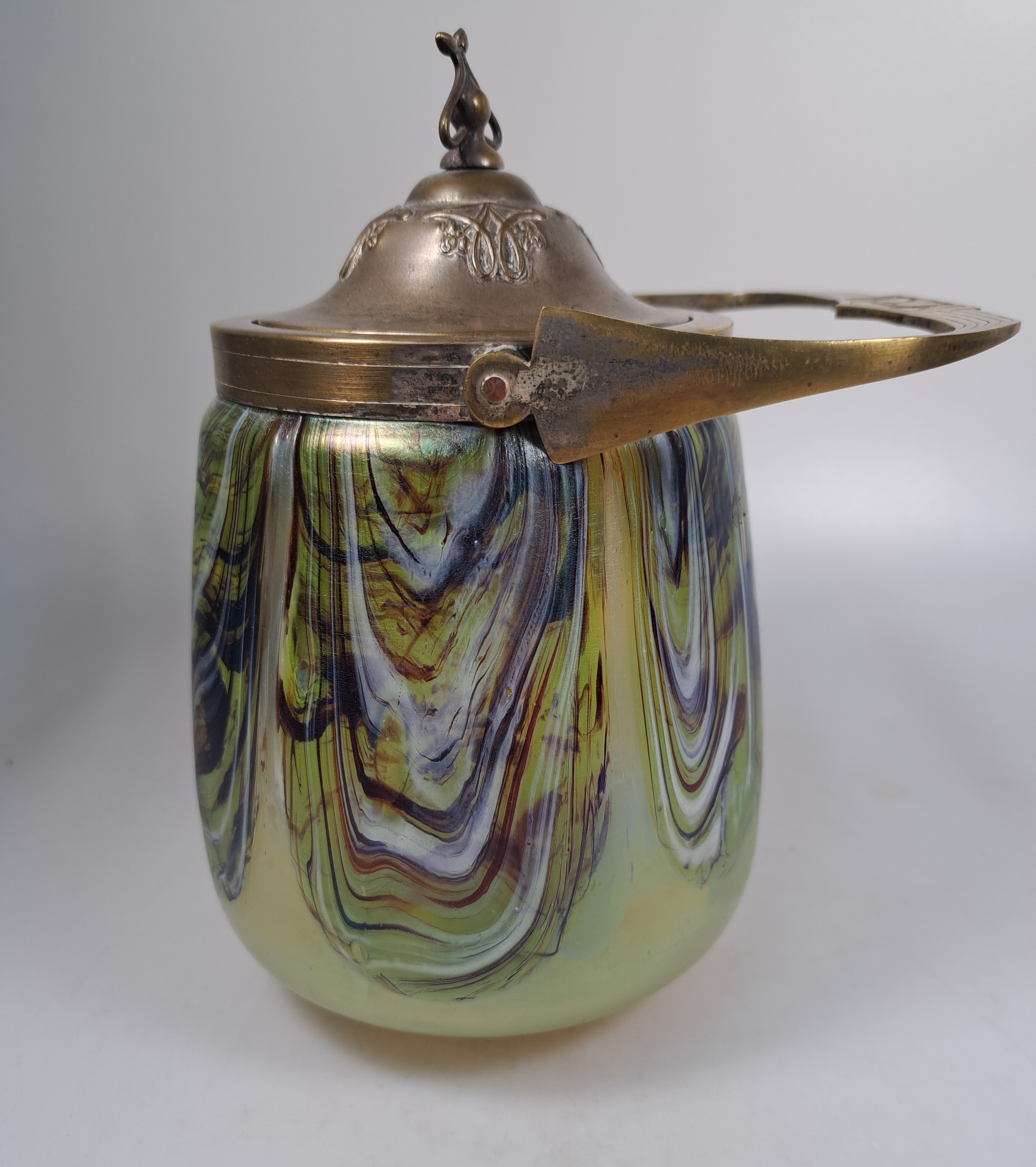Detail a: Bonbonniere, Wilhelm Kralik Sohn, um 1910, Schichtglas mit farbigen Einschmelzungen u.a. Uranglas, Metallmontur und Deckel, Alterssp., H. 26 cm
